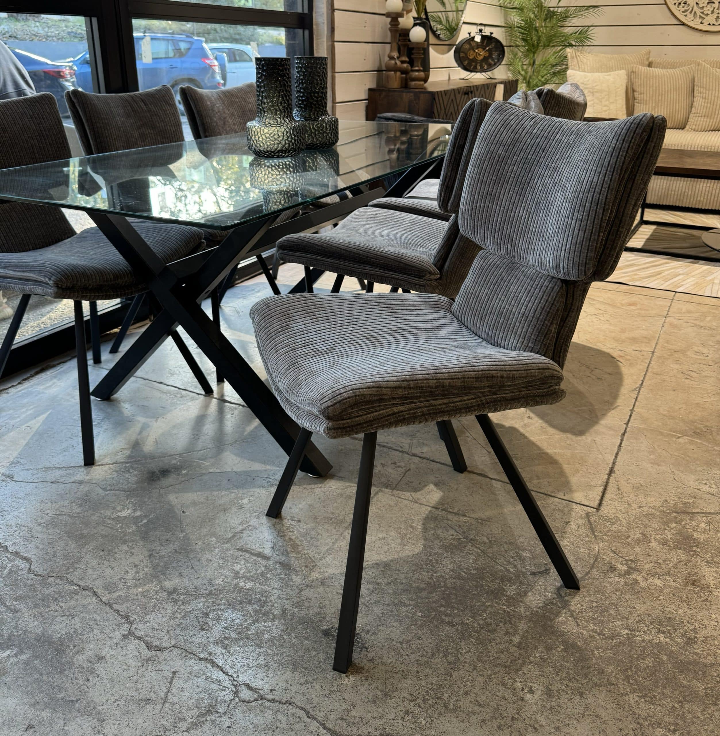 כיסא פינת אוכל מרופד בבד קורדרוי אפור בהיר דגם 5042 כיסא פינת אוכל מרופד בבד קורדרוי אפור בהיר דגם 5042