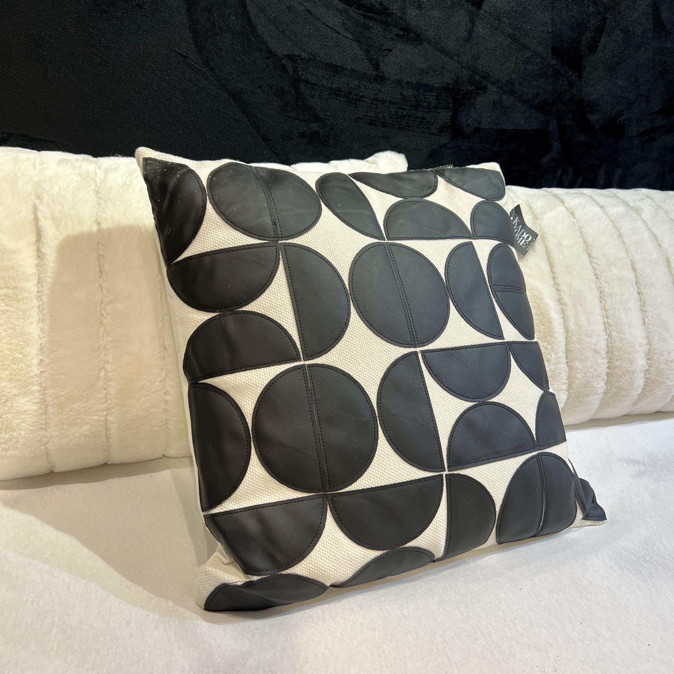 כרית מרובעת רקע בז חצאי עיגול דמוי עור שחור דגם איקו 45/45 כולל מילוי כרית מרובעת רקע בז חצאי עיגול דמוי עור שחור דגם איקו 45/45 כולל מילוי