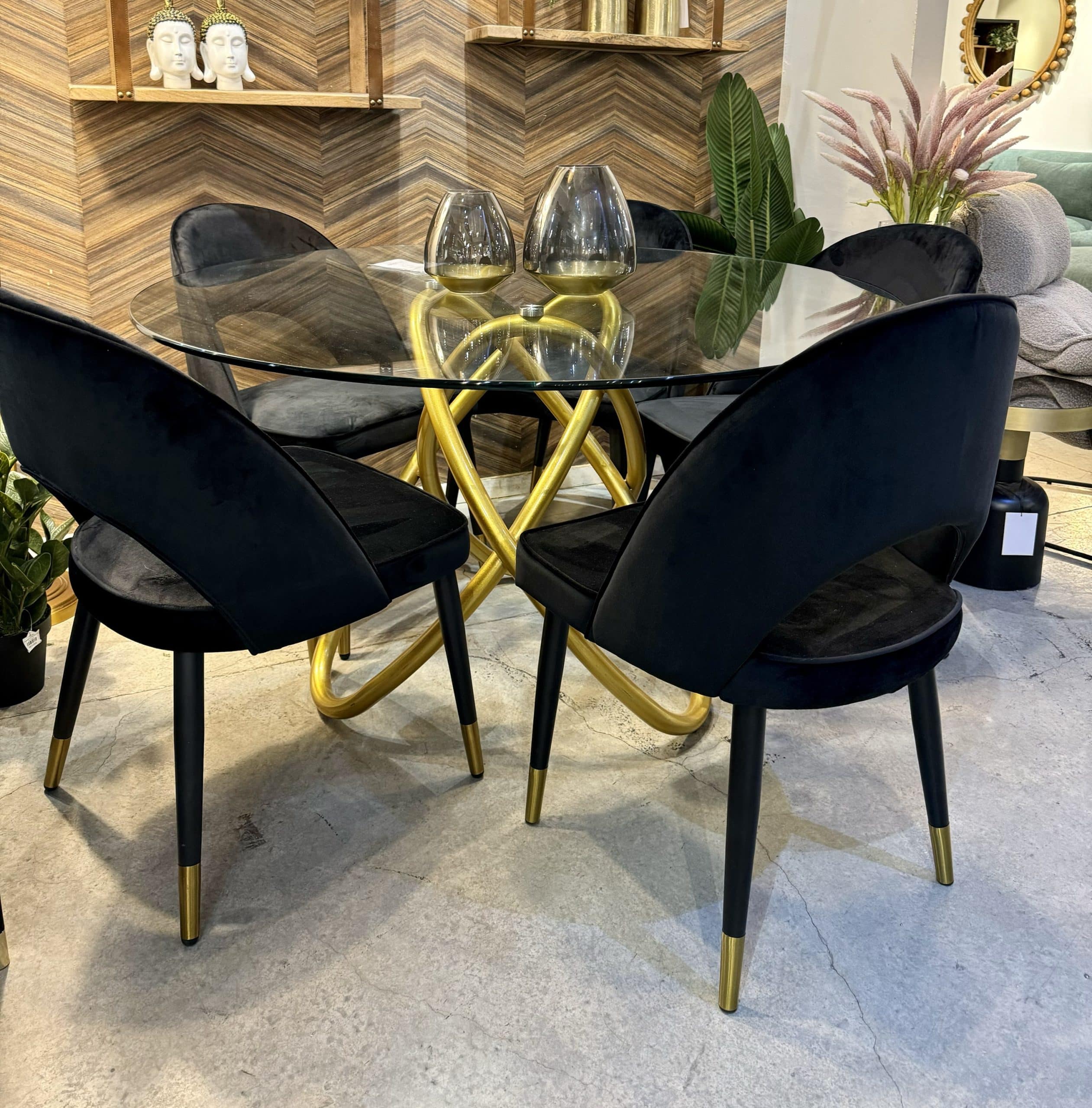 כיסא פינת אוכל מרופד בבד קטיפה שחור דגם מירל קימי