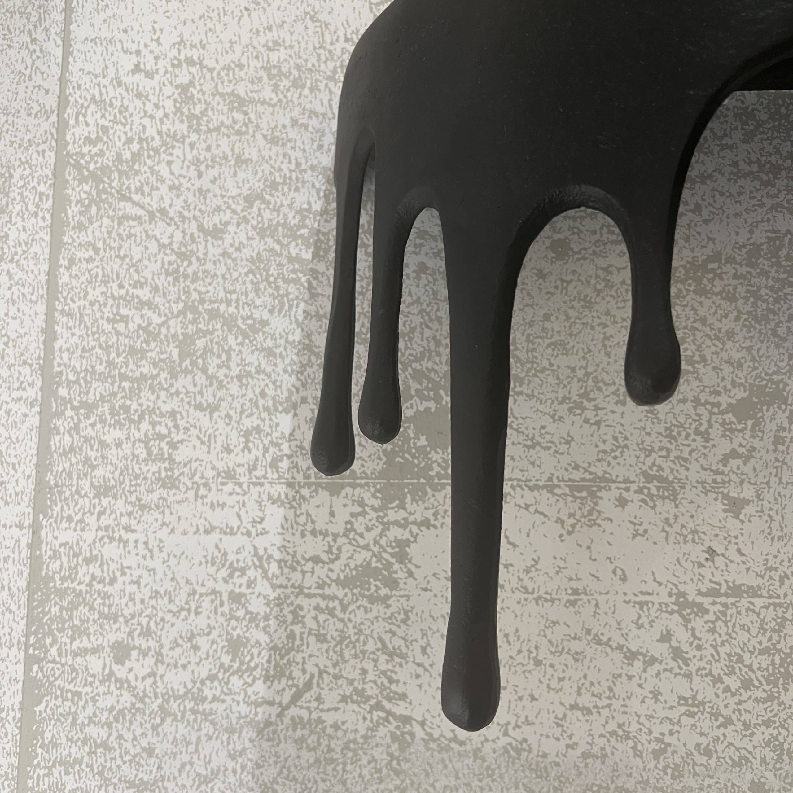 מדף קיר נטיפים שחור מדף קיר נטיפים שחור