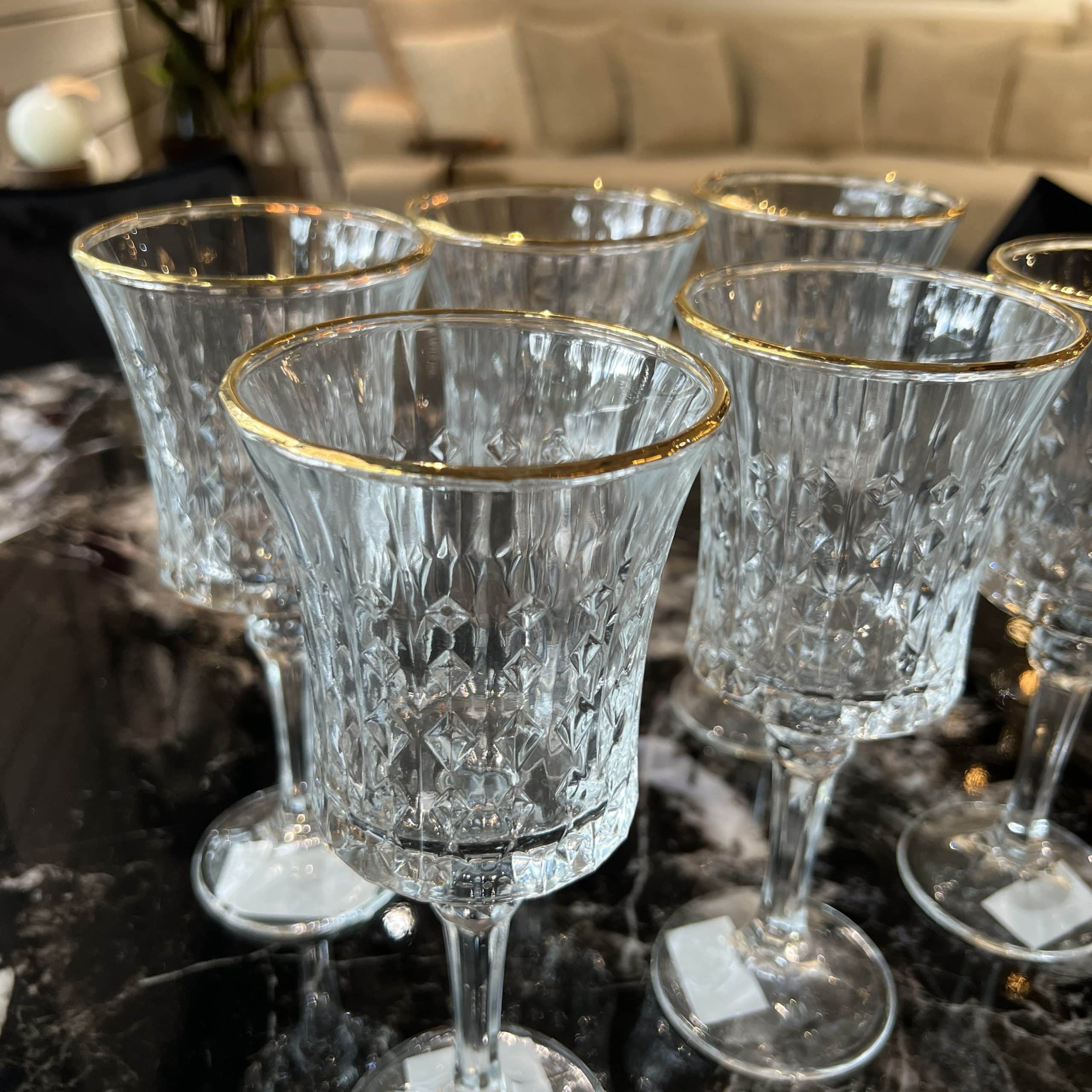 סט 5 גביעי יין זכוכית עיטור זהב שפה ומעויינים סט 5 גביעי יין זכוכית עיטור זהב שפה ומעויינים