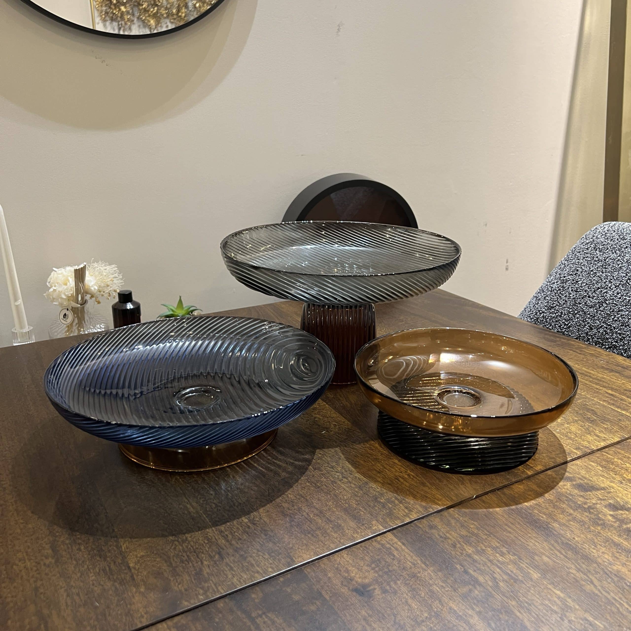 קערה זכוכית על רגל זכוכית נמוכה אמבר דגם אליס קערה זכוכית על רגל זכוכית נמוכה אמבר דגם אליס