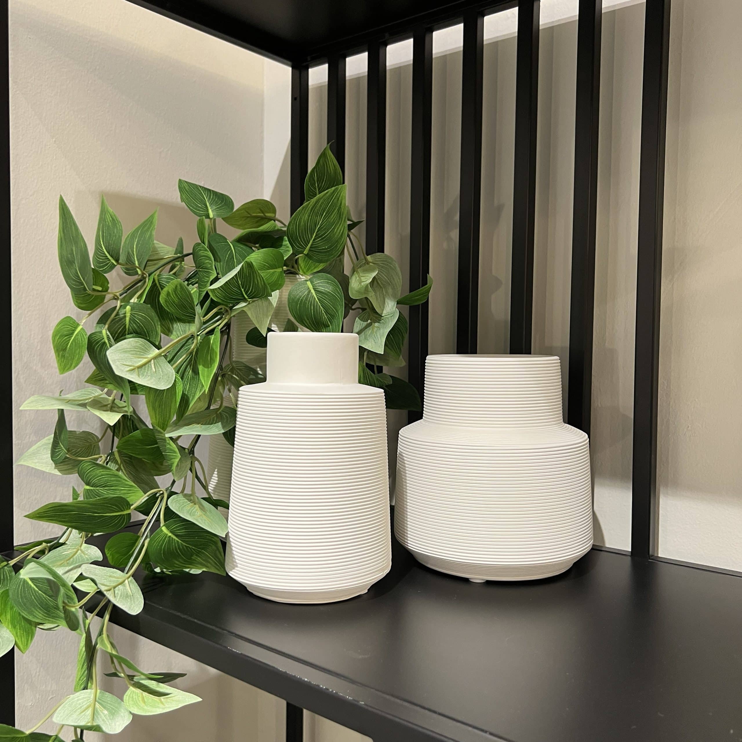 כד קרמיקה לבן חריטה פסים רוחב בינוני דגם אליס