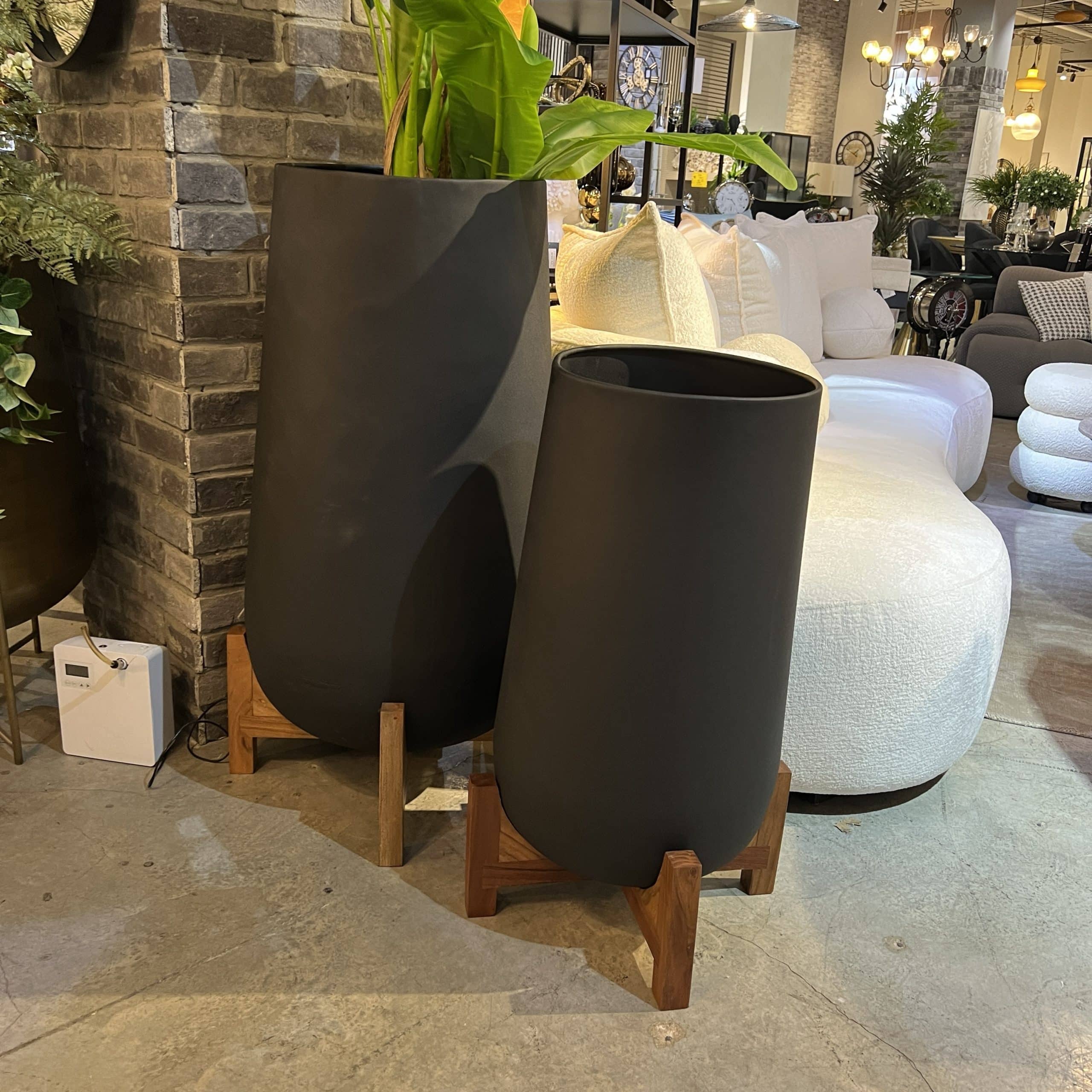 כד פלנטר גבוה שחור סטנד עץ דגם ראבי