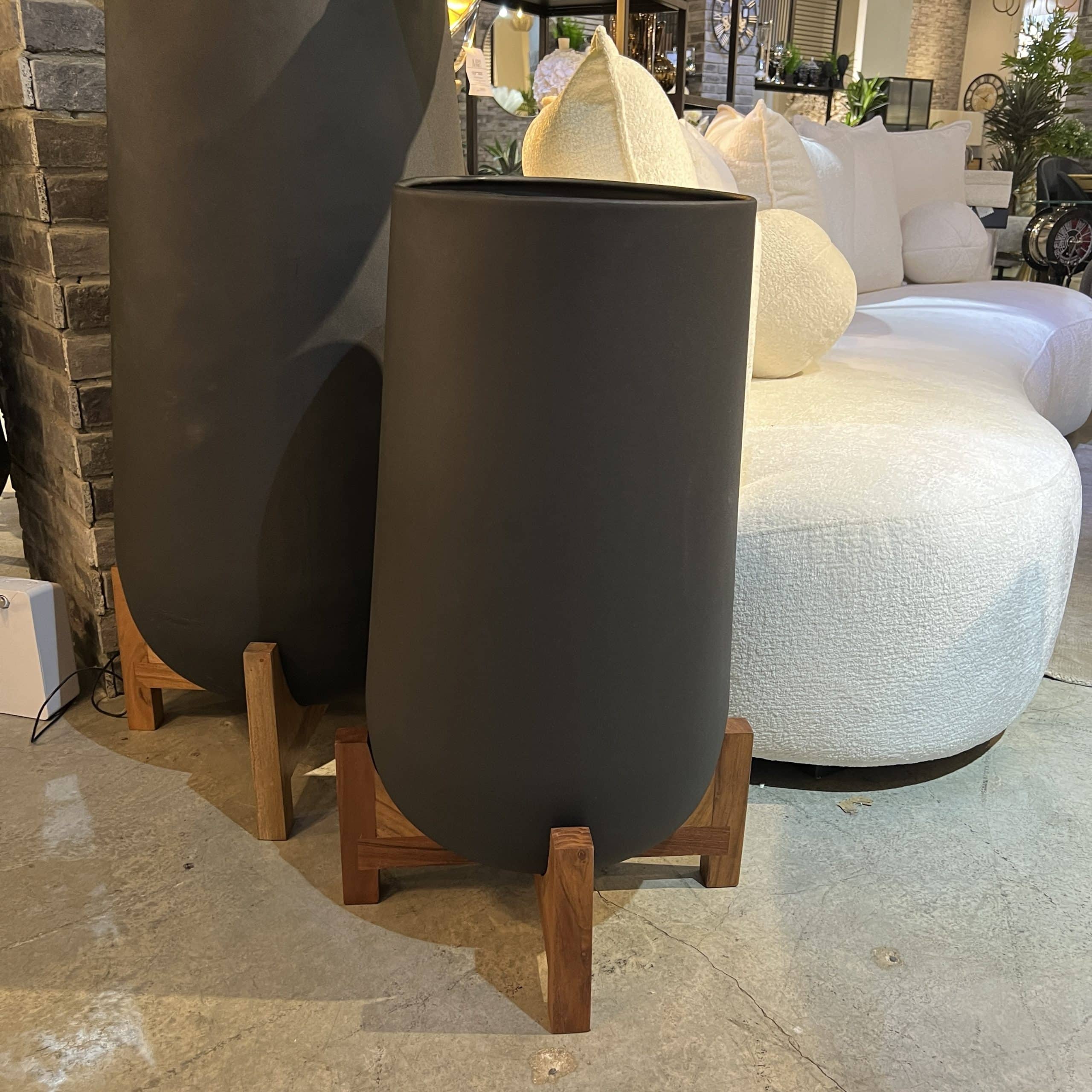 כד פלנטר גבוה שחור סטנד עץ דגם ראבי