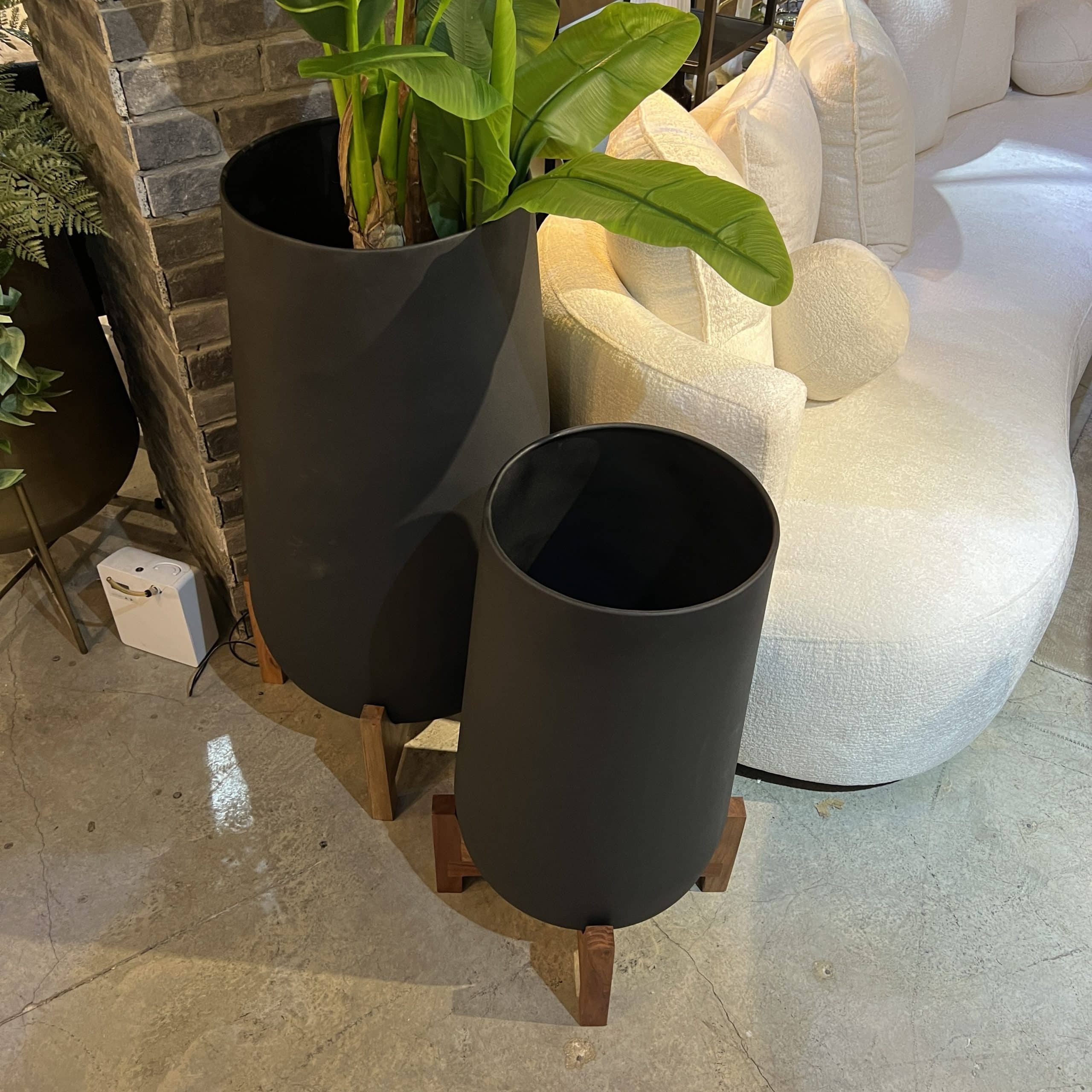 כד פלנטר גבוה שחור סטנד עץ דגם ראבי