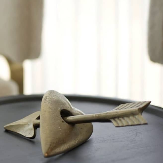 פסל לב חץ זהב מעוצב דגם רויאל פסל לב חץ זהב מעוצב דגם רויאל