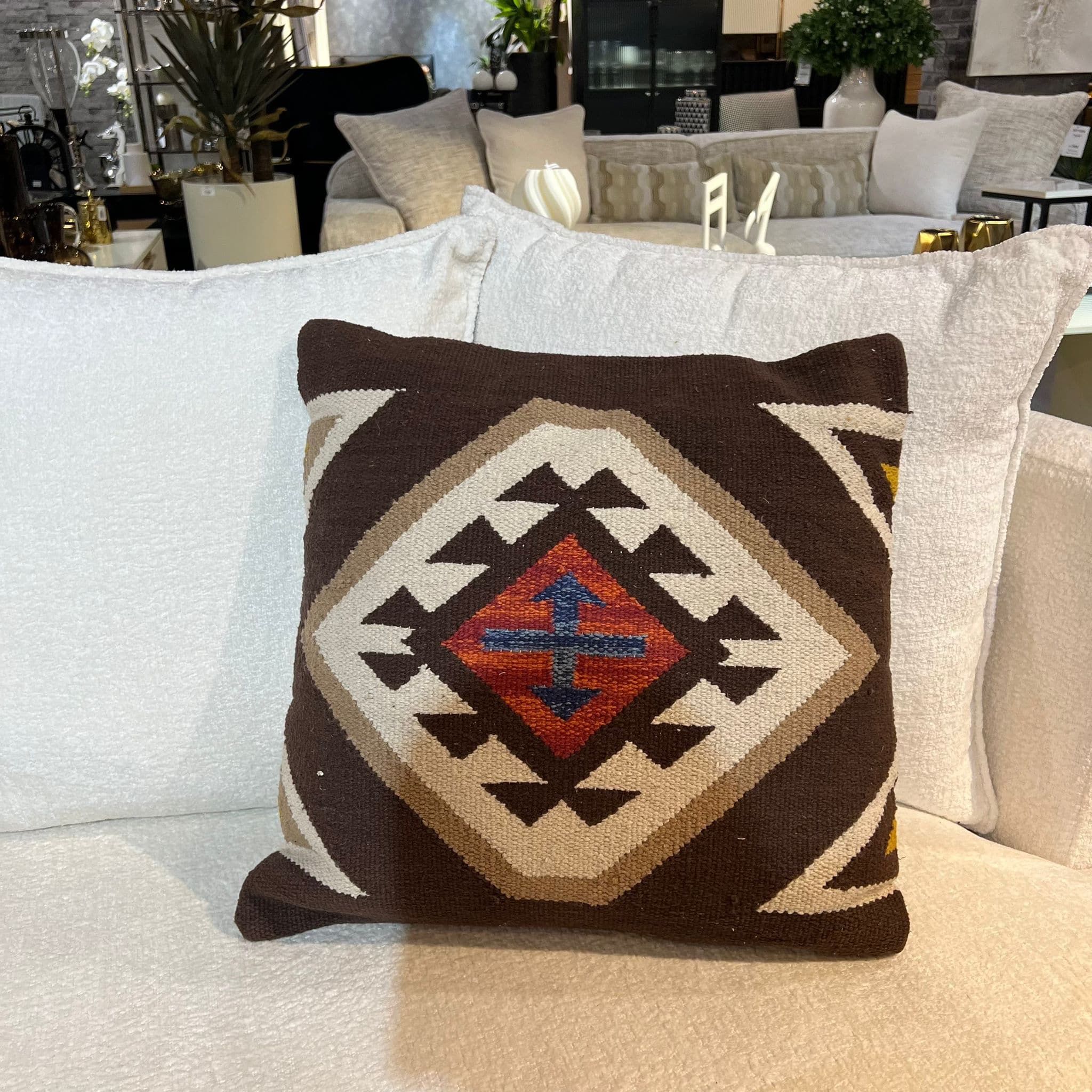 כרית נוי דגם בראון כרית נוי דגם בראון