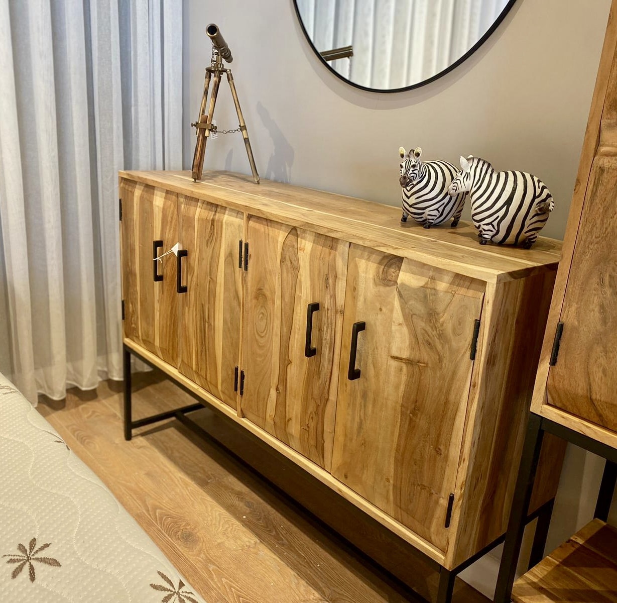 קומודה עץ שיטה 4 דלתות דגם לילה קומודה עץ שיטה 4 דלתות דגם לילה