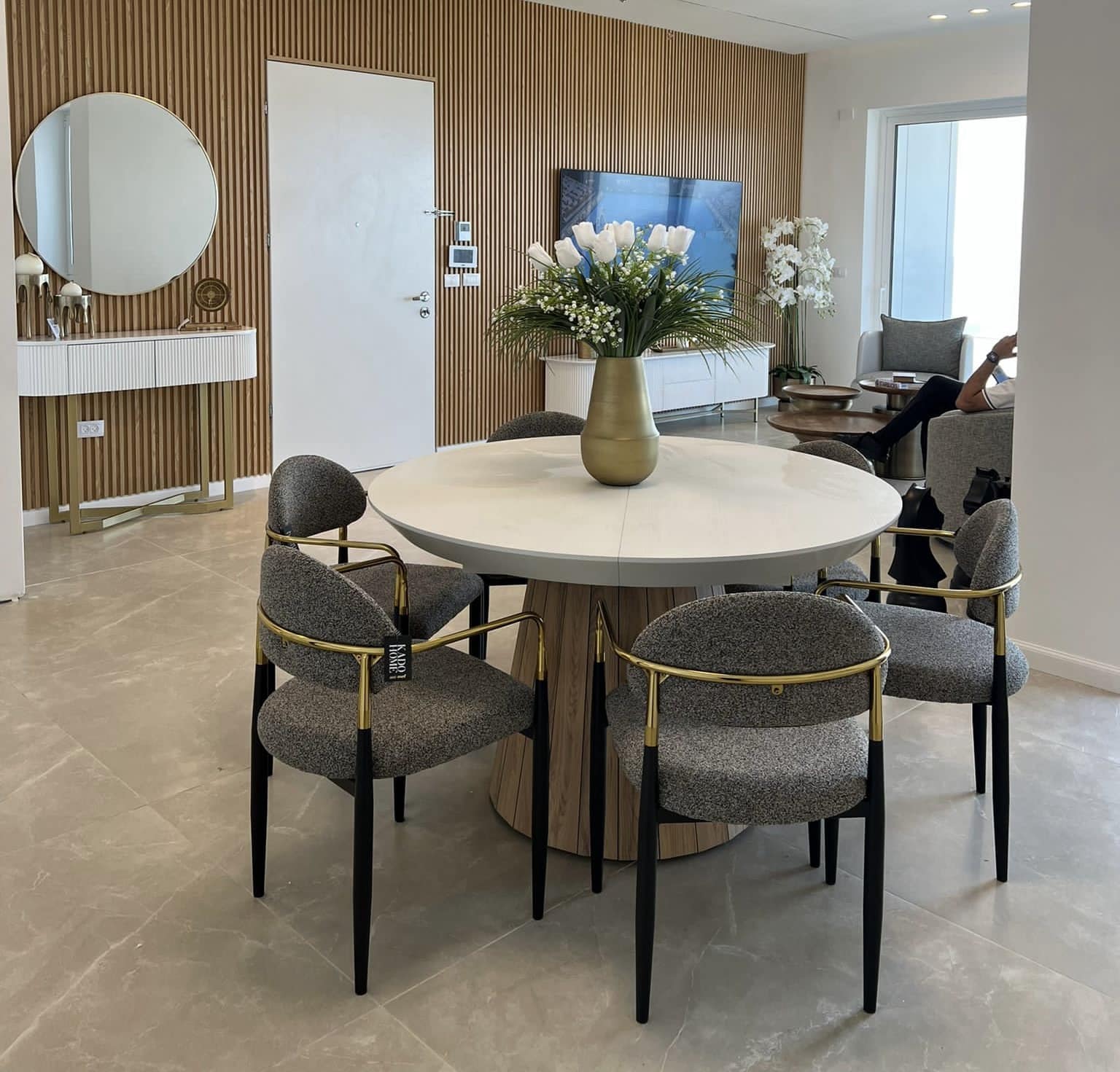 כסא פינת אוכל ידיות זהב רגליים שחור בוקלה שחור בז דגם מודרן קימי כסא פינת אוכל ידיות זהב רגליים שחור בוקלה שחור בז דגם מודרן קימי