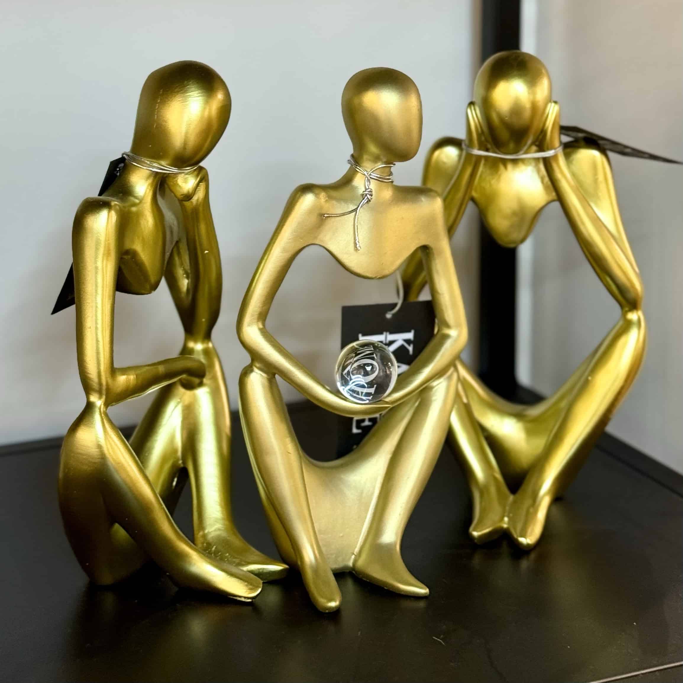 פסל אשה זהב ללא בטן