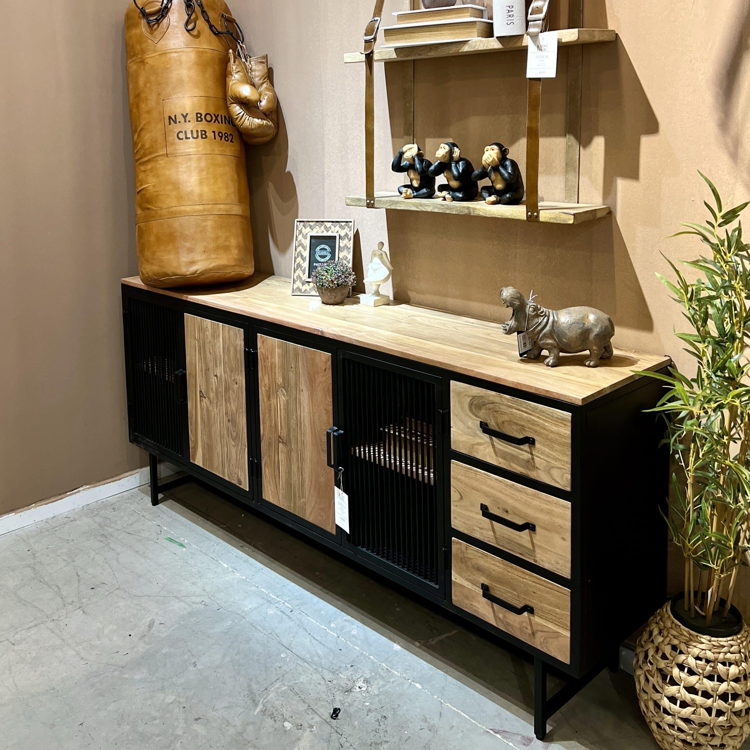 קומודה עץ שיטה 4 דלתות, פסים ברזל שחור, 3 מגירות - דגם לילה - חיסול! קומודה עץ שיטה 4 דלתות, פסים ברזל שחור, 3 מגירות - דגם לילה - חיסול!