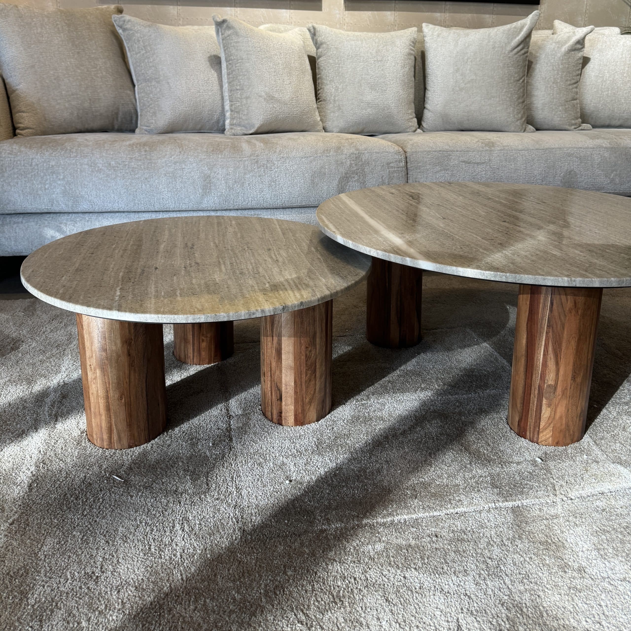 שולחן סלון דומיניק שיש בז רגלי עץ כהה דגם ראבי שולחן סלון דומיניק שיש בז רגלי עץ כהה דגם ראבי