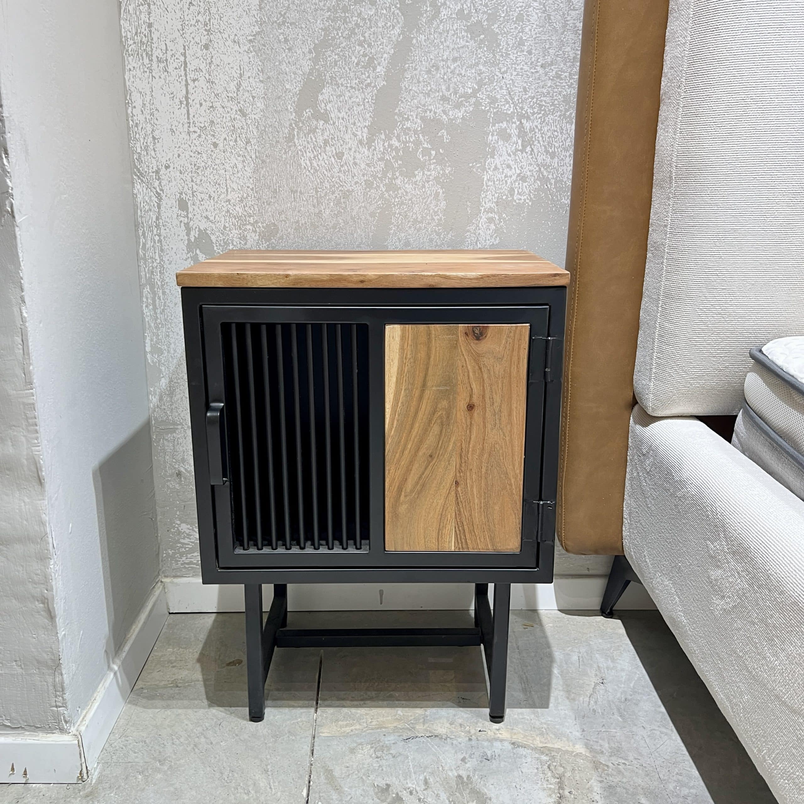 שידת צד מעוצבת עץ שיטה דלת פסים ברזל שחור דגם לילה - אחרונה במלאי! שידת צד מעוצבת עץ שיטה דלת פסים ברזל שחור דגם לילה - אחרונה במלאי!