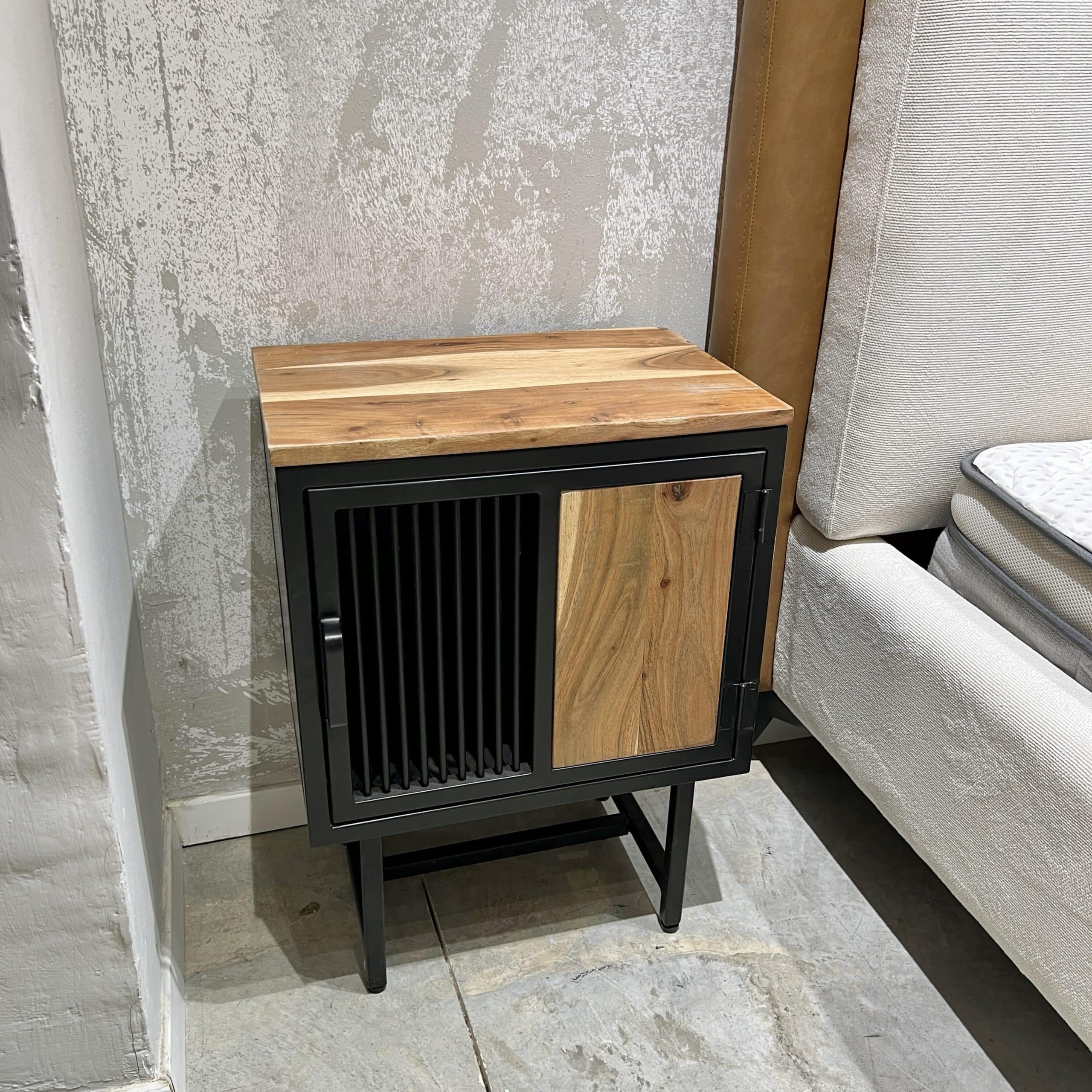 שידת צד מעוצבת עץ שיטה דלת פסים ברזל שחור דגם לילה - אחרונה במלאי! שידת צד מעוצבת עץ שיטה דלת פסים ברזל שחור דגם לילה - אחרונה במלאי!