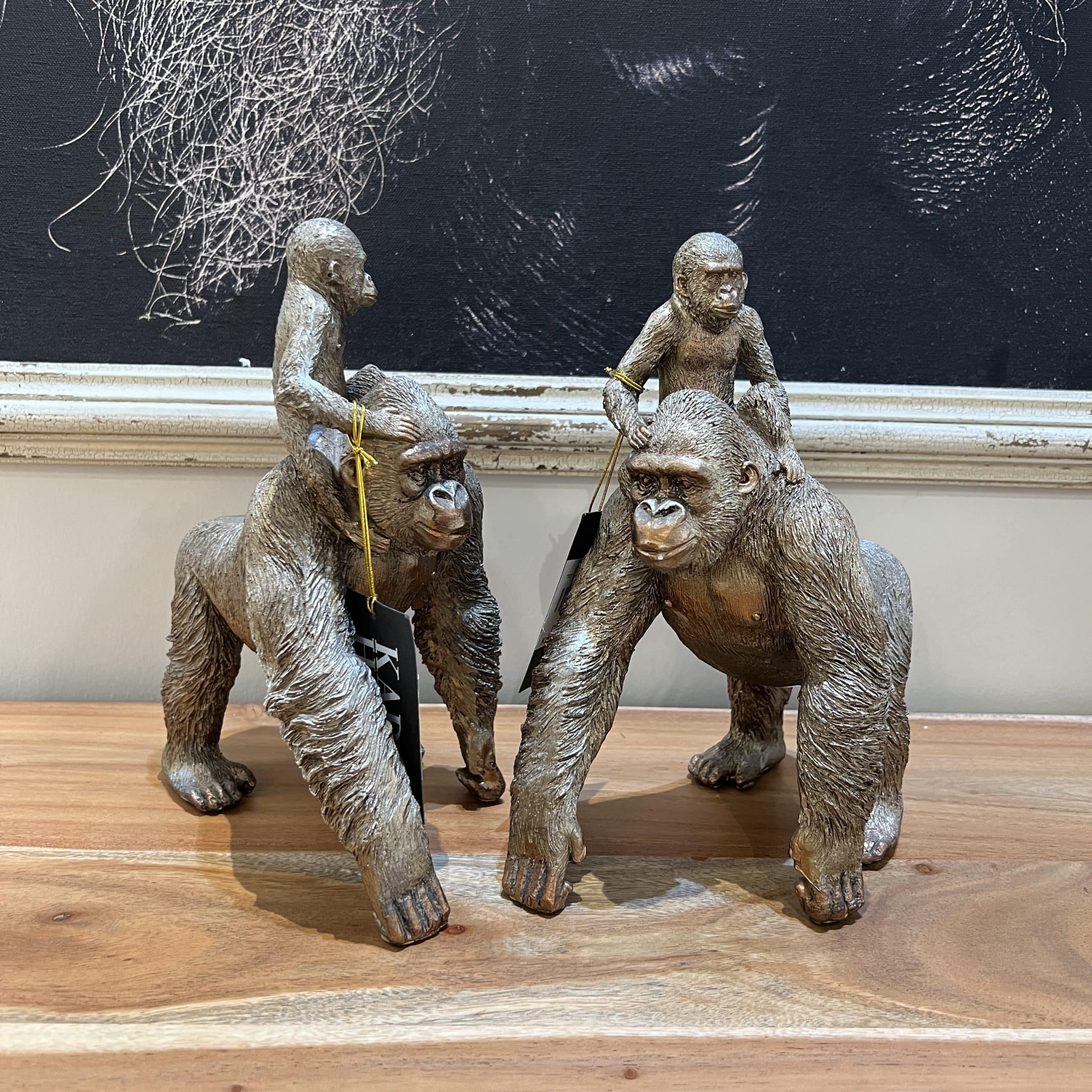 פסל קוף עם תינוק זהב