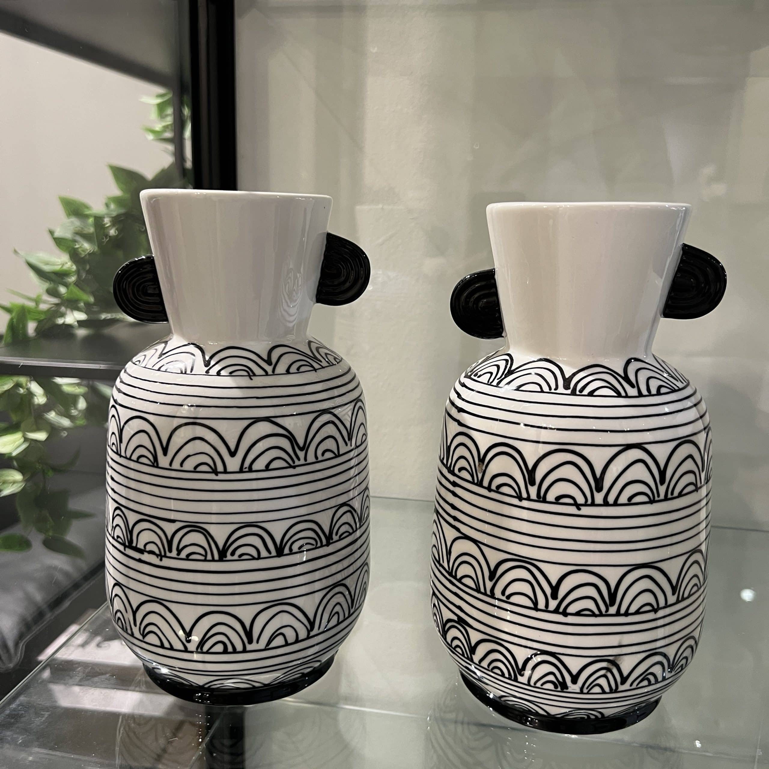 כד לבן מבריק עיטור שחור אתני גבוהה