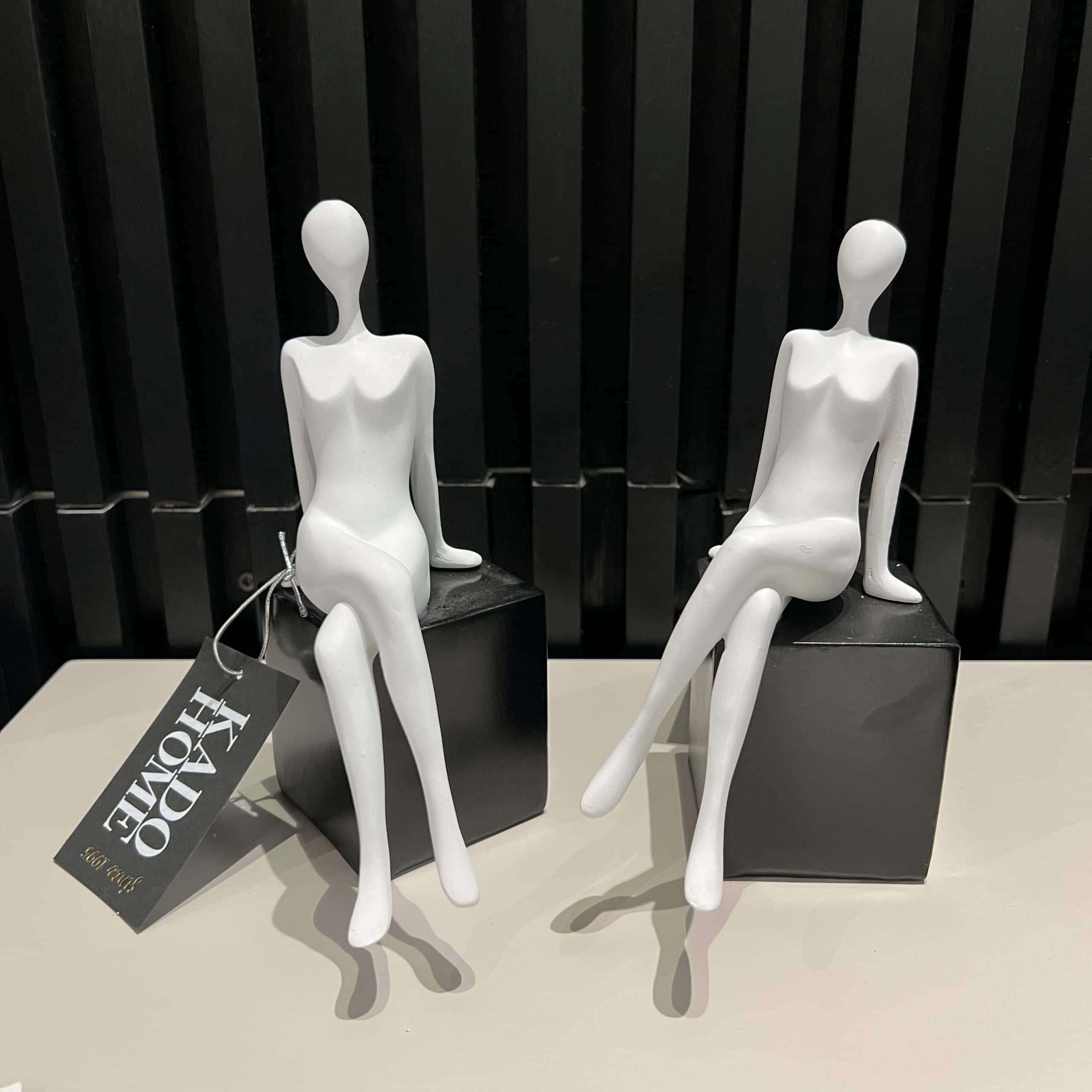 פסל אשה לבנה על קוביה שחורה פסל אשה לבנה על קוביה שחורה