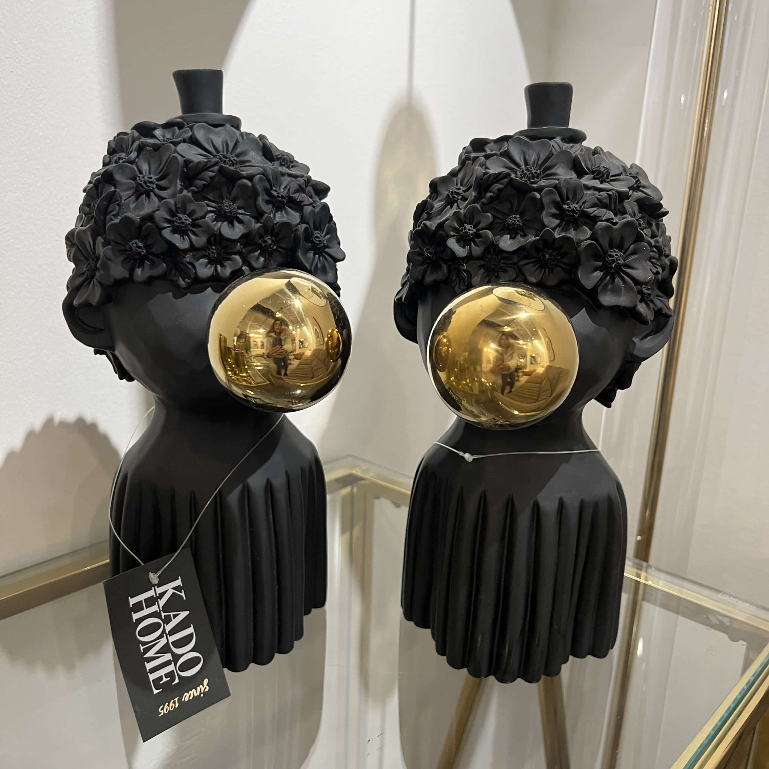 פסל ילד שיער פרחים ופקק זהב בפה שחור