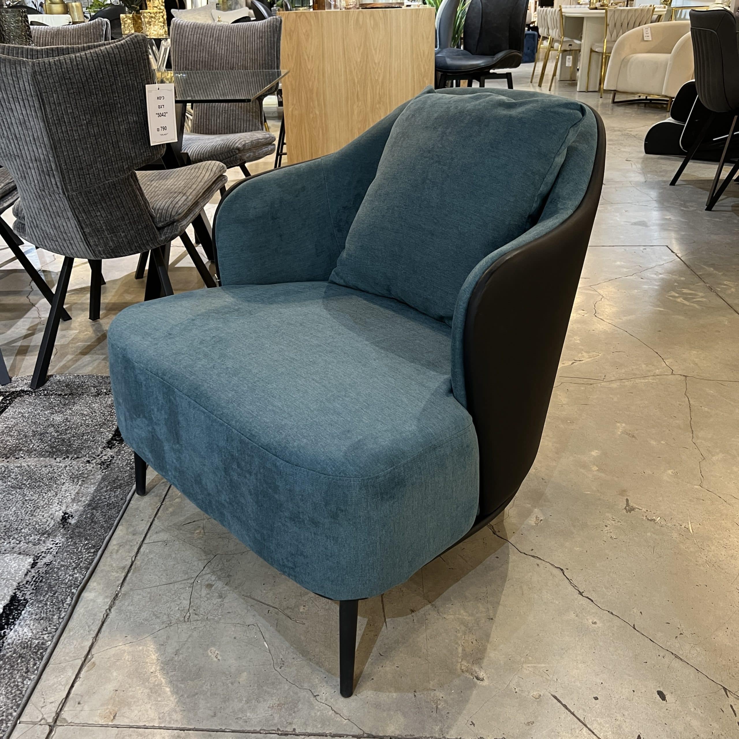 כורסא לסלון כחול בשילוב דמוי עור שחור דגם משולב- אחרונה חיסול (נתניה עודפים) כורסא לסלון כחול בשילוב דמוי עור שחור דגם משולב- אחרונה חיסול (נתניה עודפים)