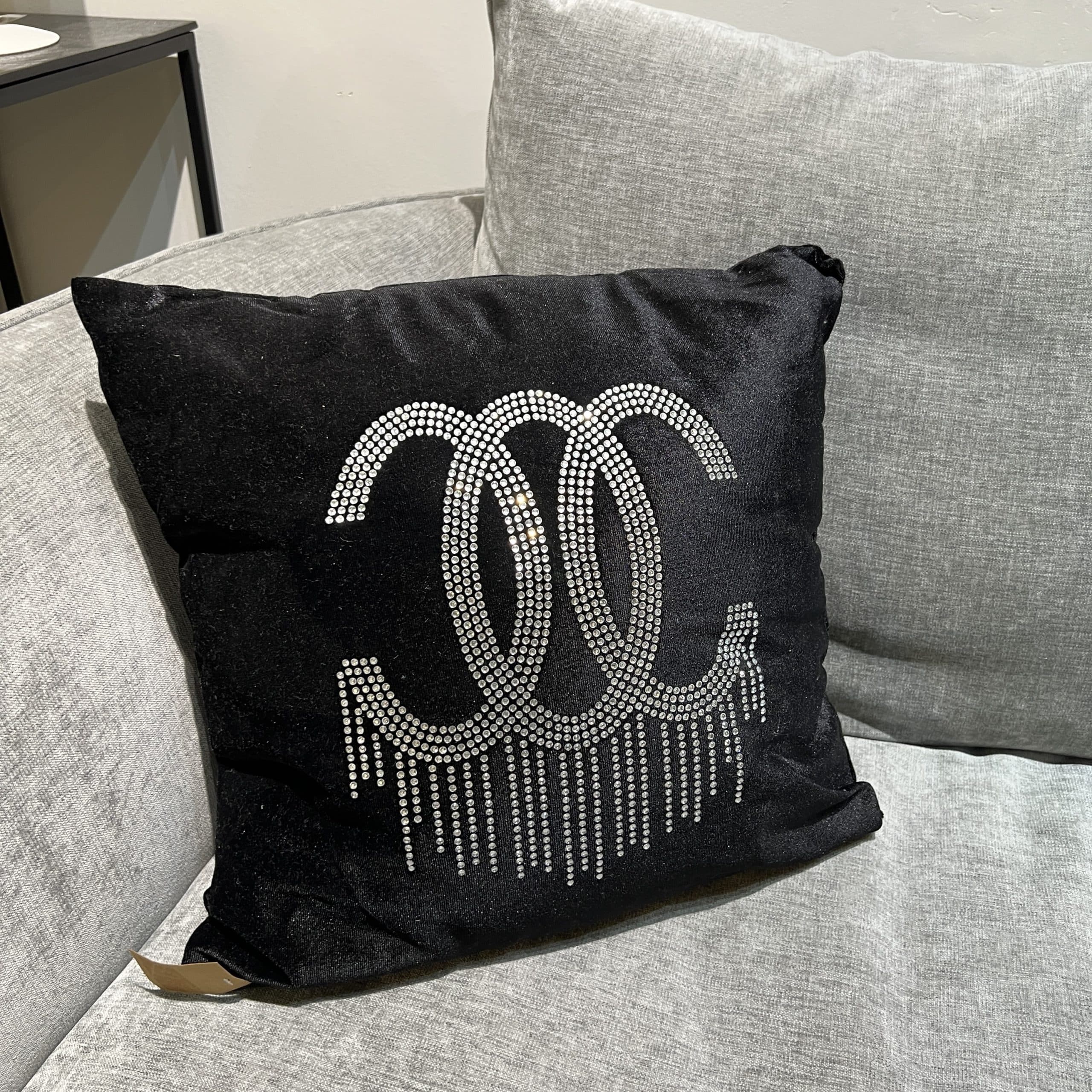 כרית נוי שחור קטיפה עיגולים משובצת