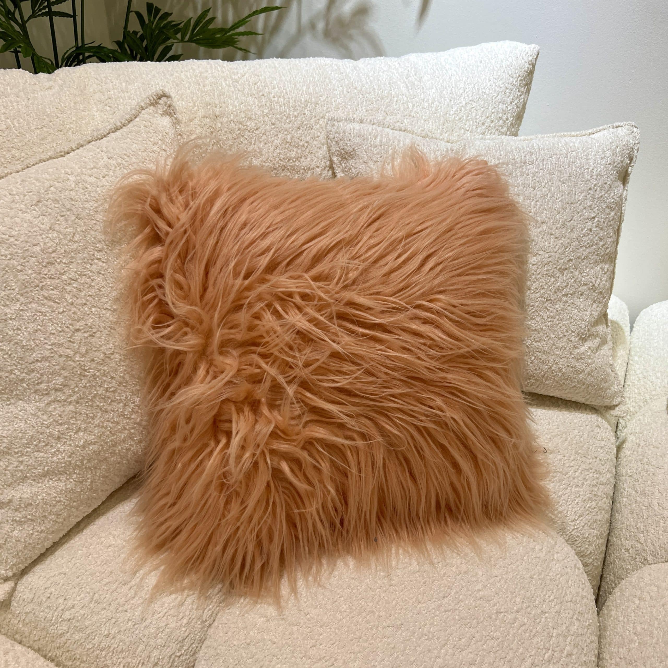 כרית נוי פרווה רכה 45/45 ורוד בזוקה כרית נוי פרווה רכה 45/45 ורוד בזוקה