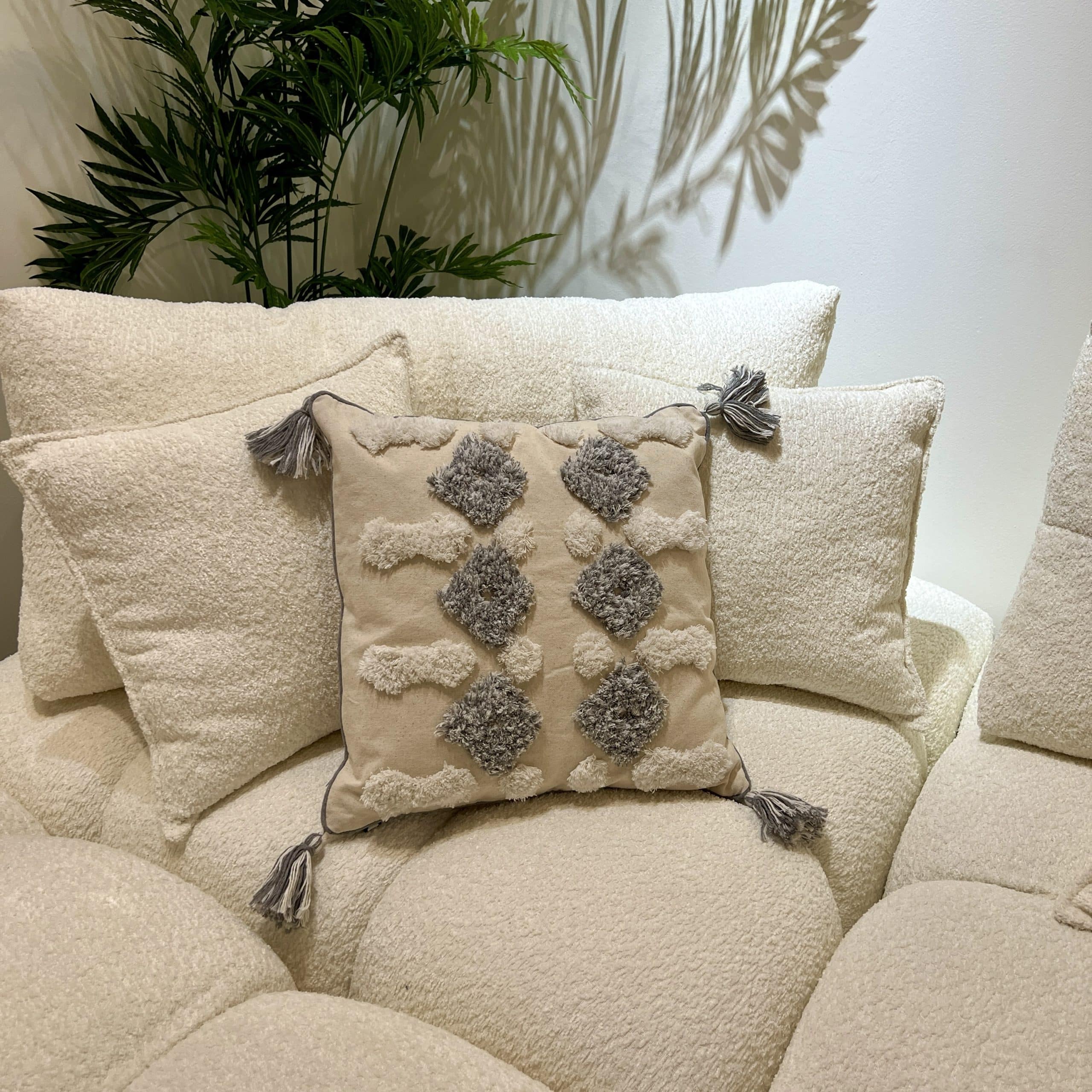 כרית נוי מעוצבת אפור בז פרנזים כרית נוי מעוצבת אפור בז פרנזים