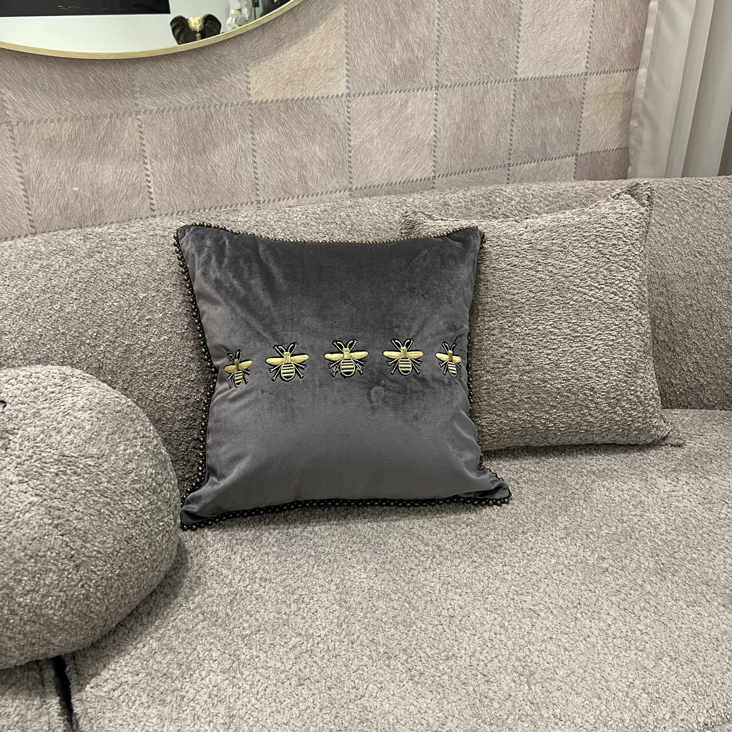 כרית נוי דבורה אפור כרית נוי דבורה אפור