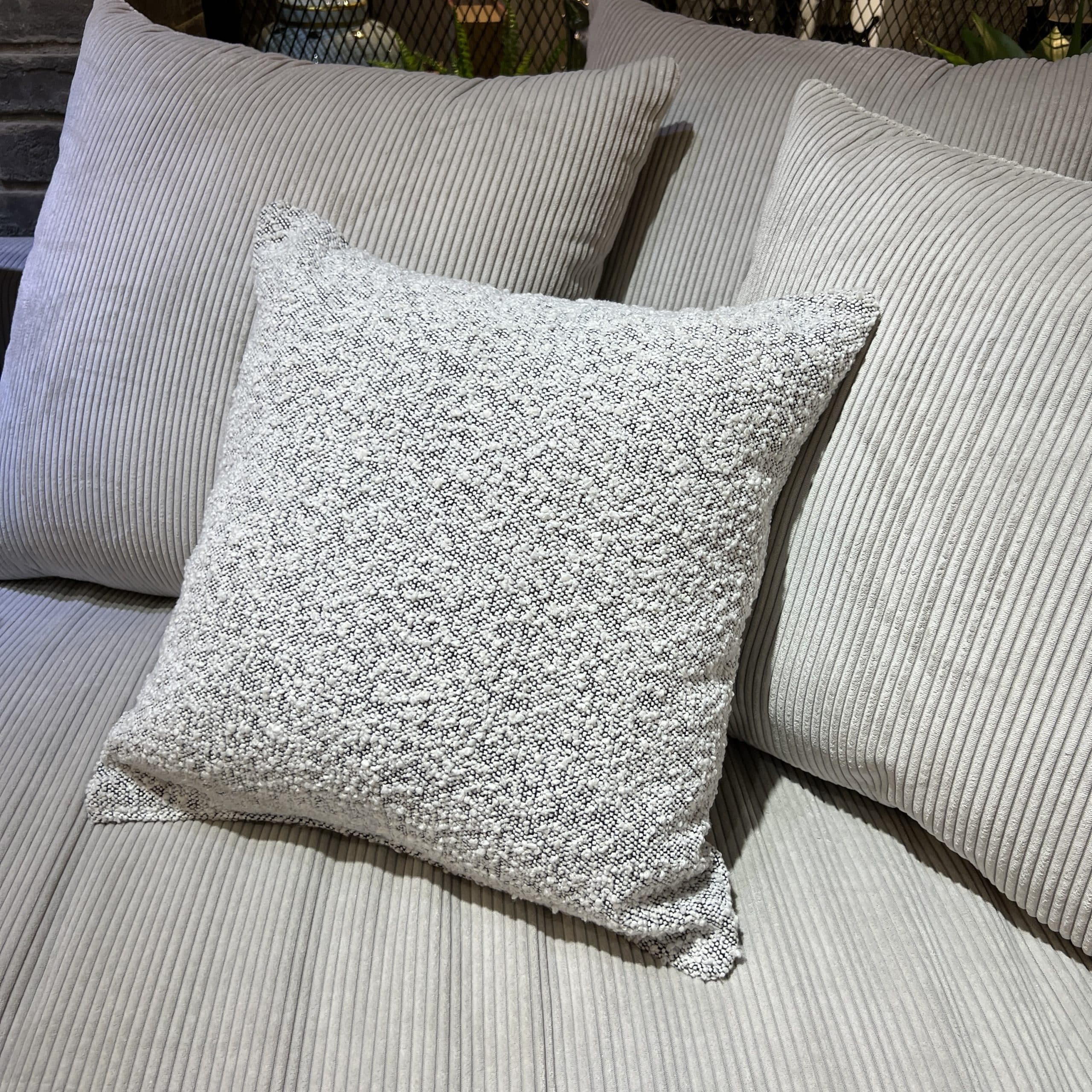 כרית נוי בוקלה שמנת שחור כרית נוי בוקלה שמנת שחור