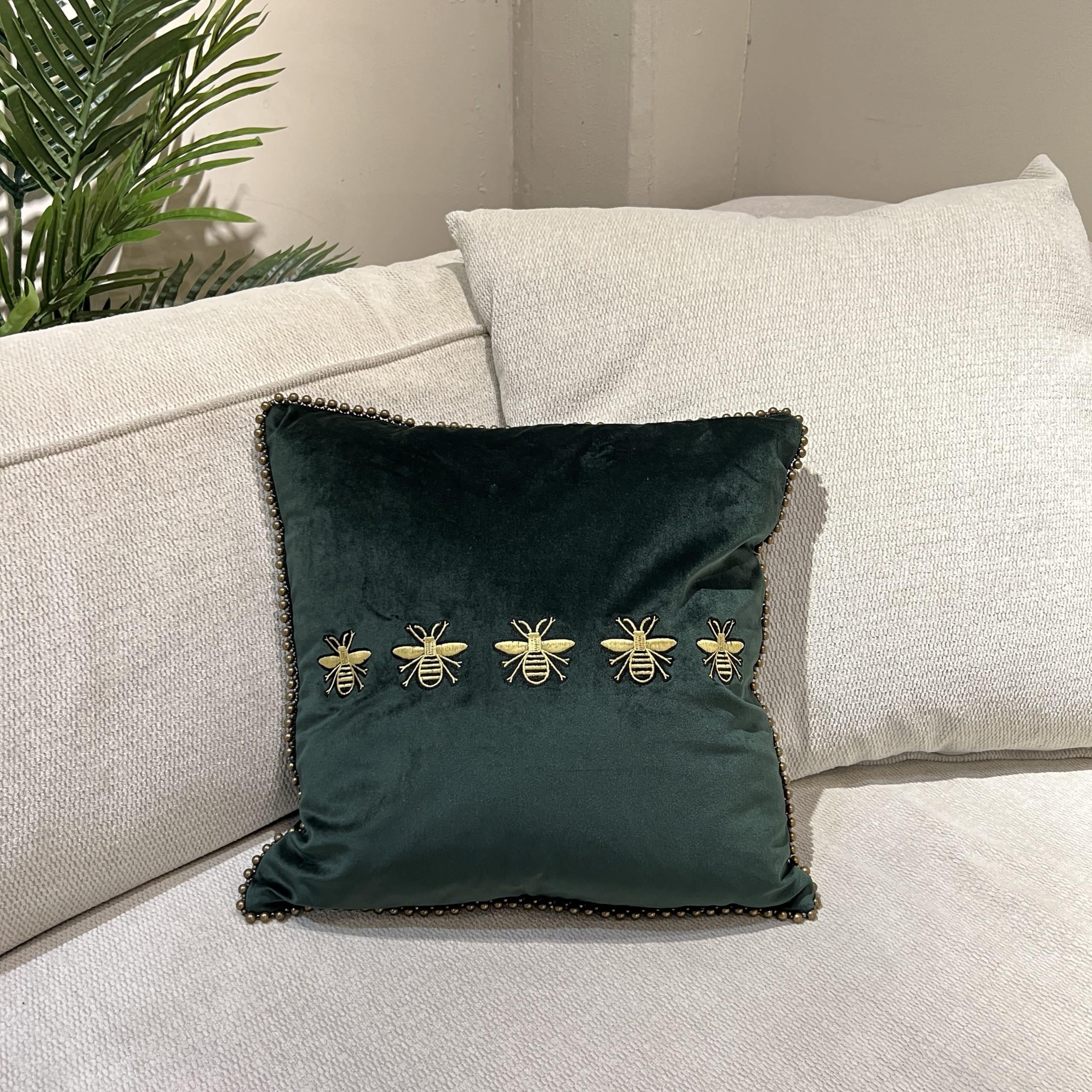 כרית נוי דבורה ירוק זית כרית נוי דבורה ירוק זית