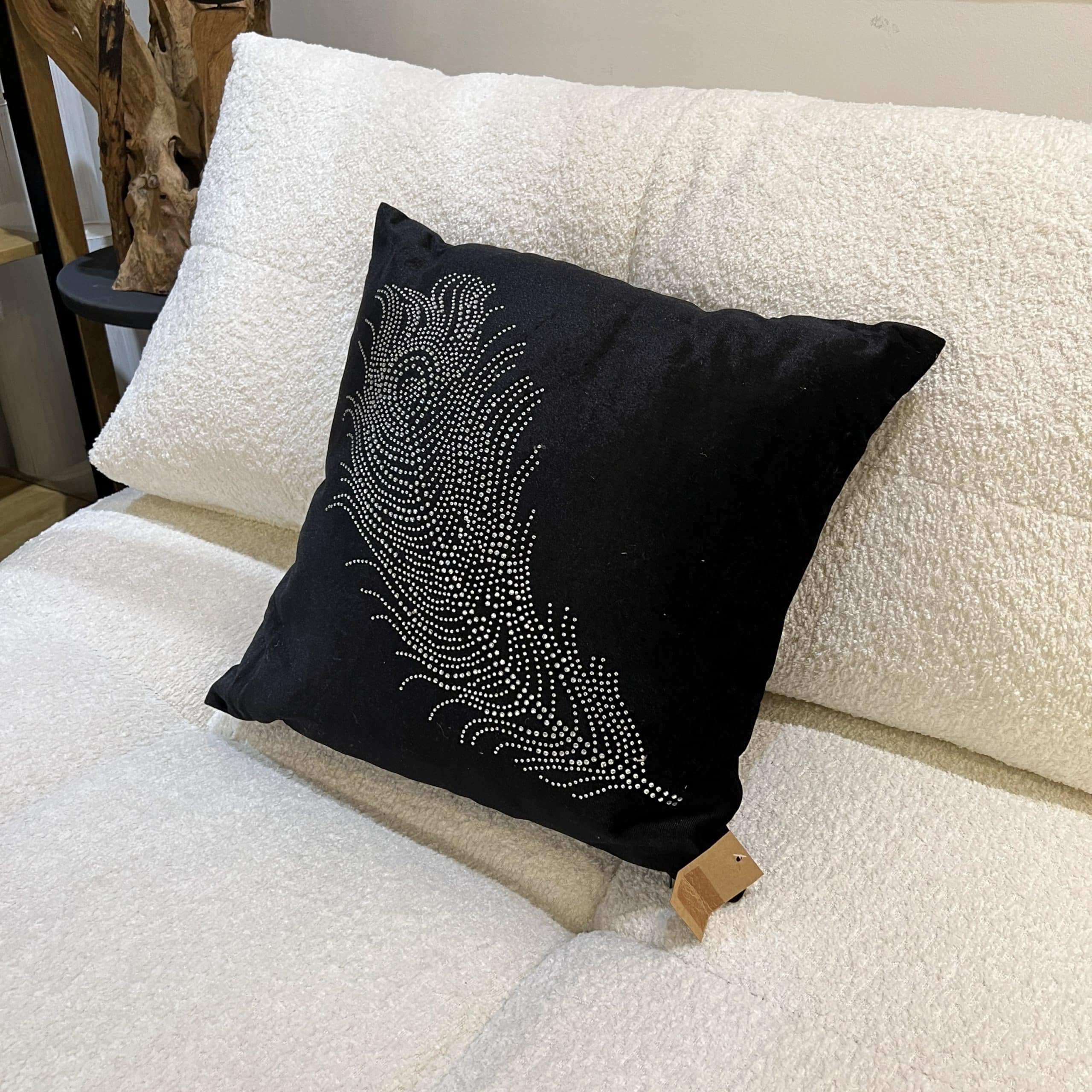 כרית נוי שחור קטיפה נוצה משובצת