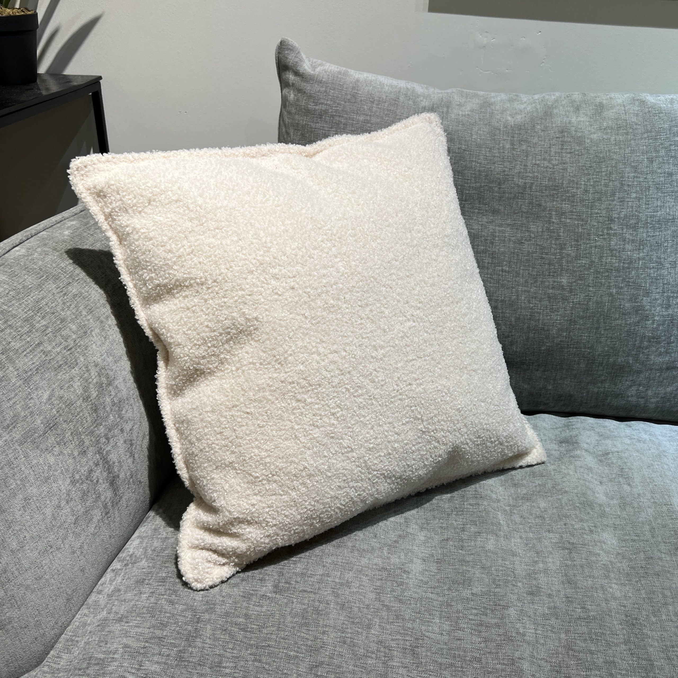 כרית נוי בוקלה שמנת 50/50 כרית נוי בוקלה שמנת 50/50