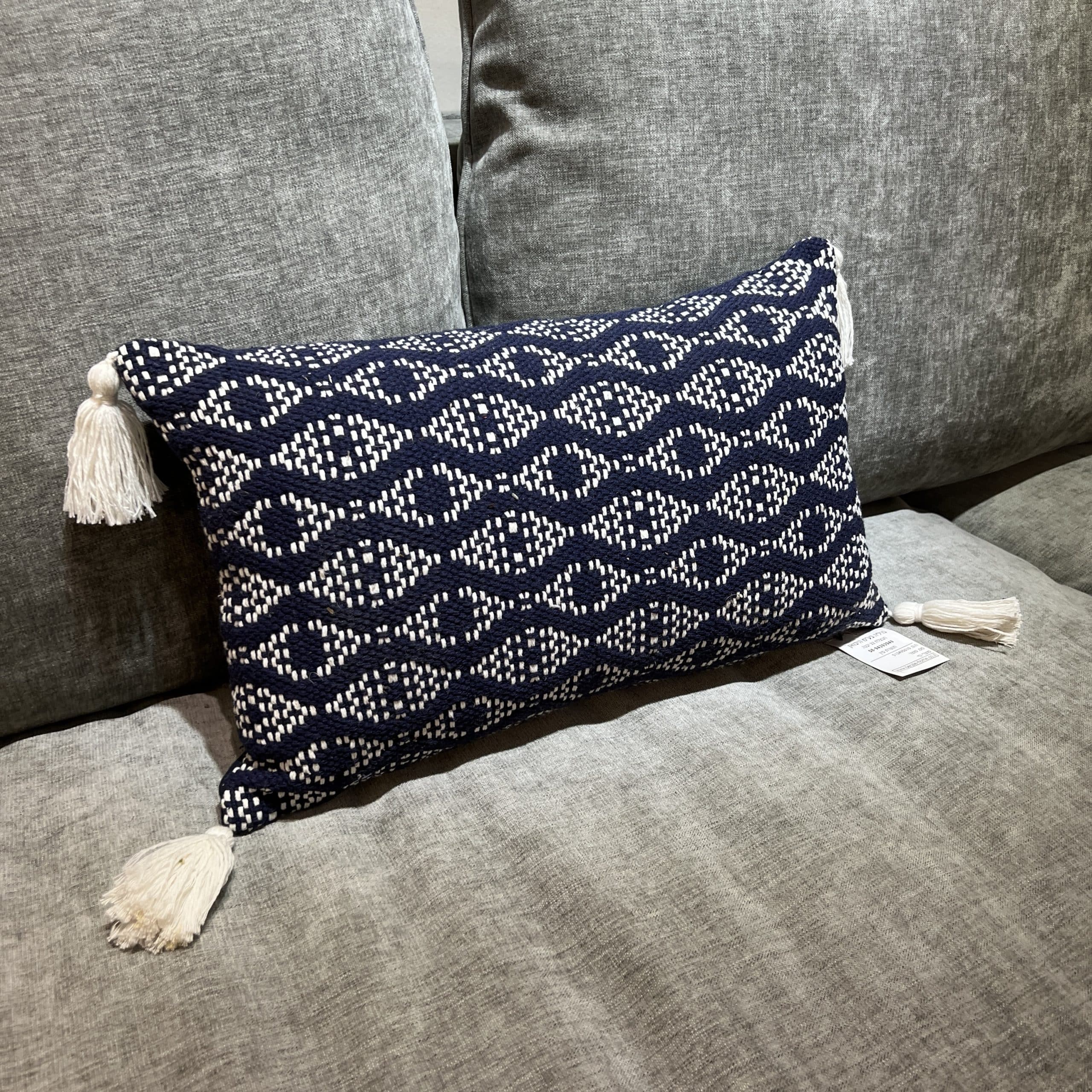 כרית נוי כחול פרנזים לבן כרית נוי כחול פרנזים לבן