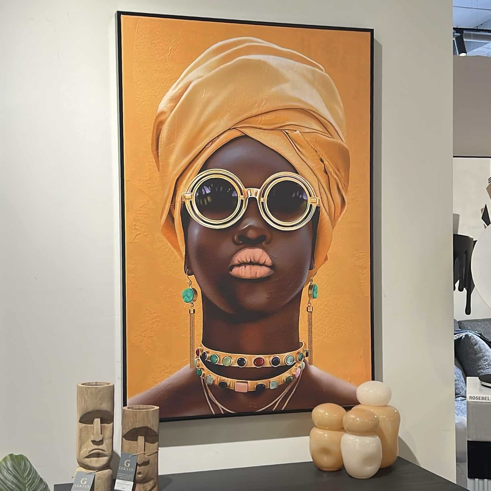 תמונה עבודת יד אישה כהה רקע צבעוני בשילוב מסגרת שחורה