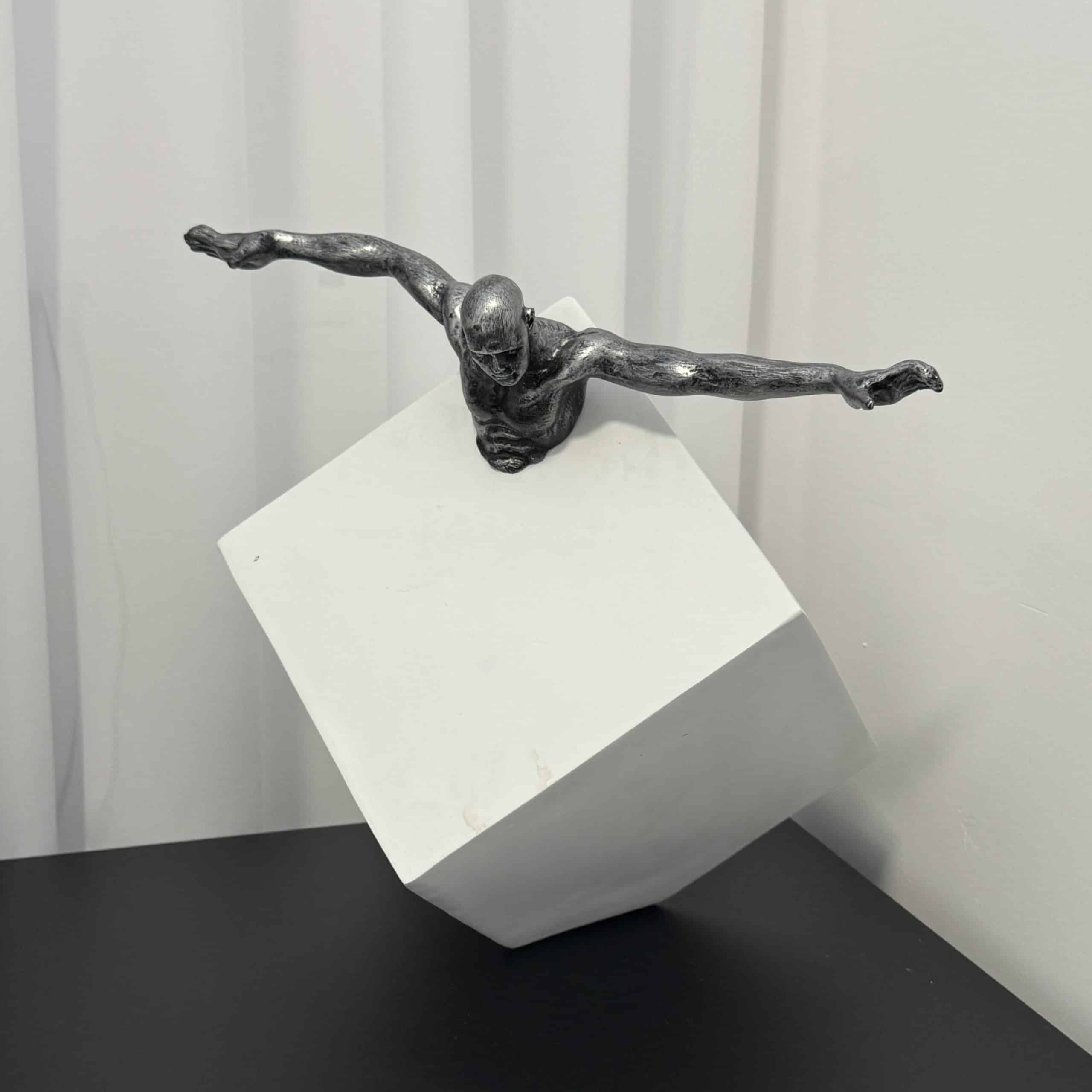 פסל איש בקוביה לבנה פסל איש בקוביה לבנה