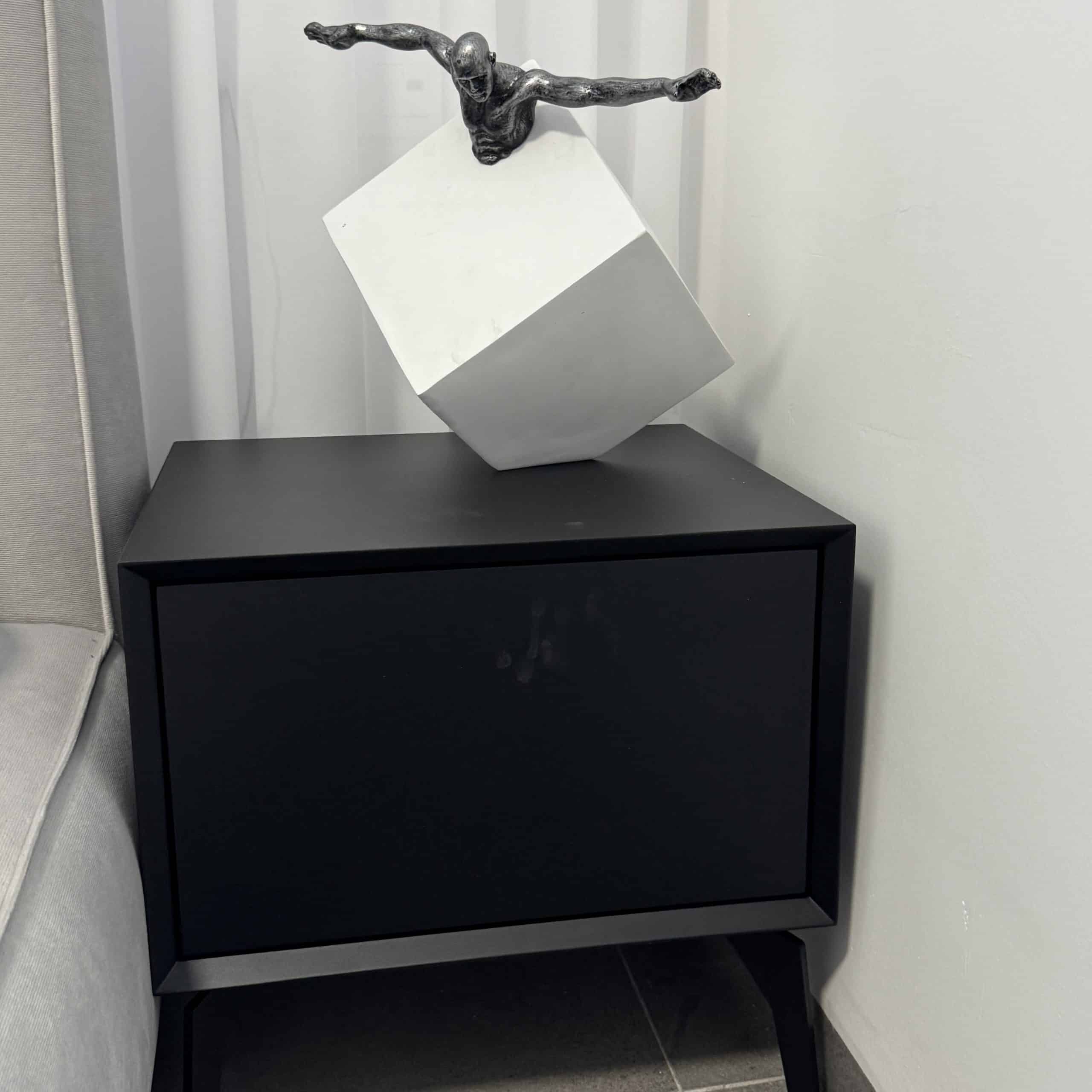 פסל איש בקוביה לבנה פסל איש בקוביה לבנה