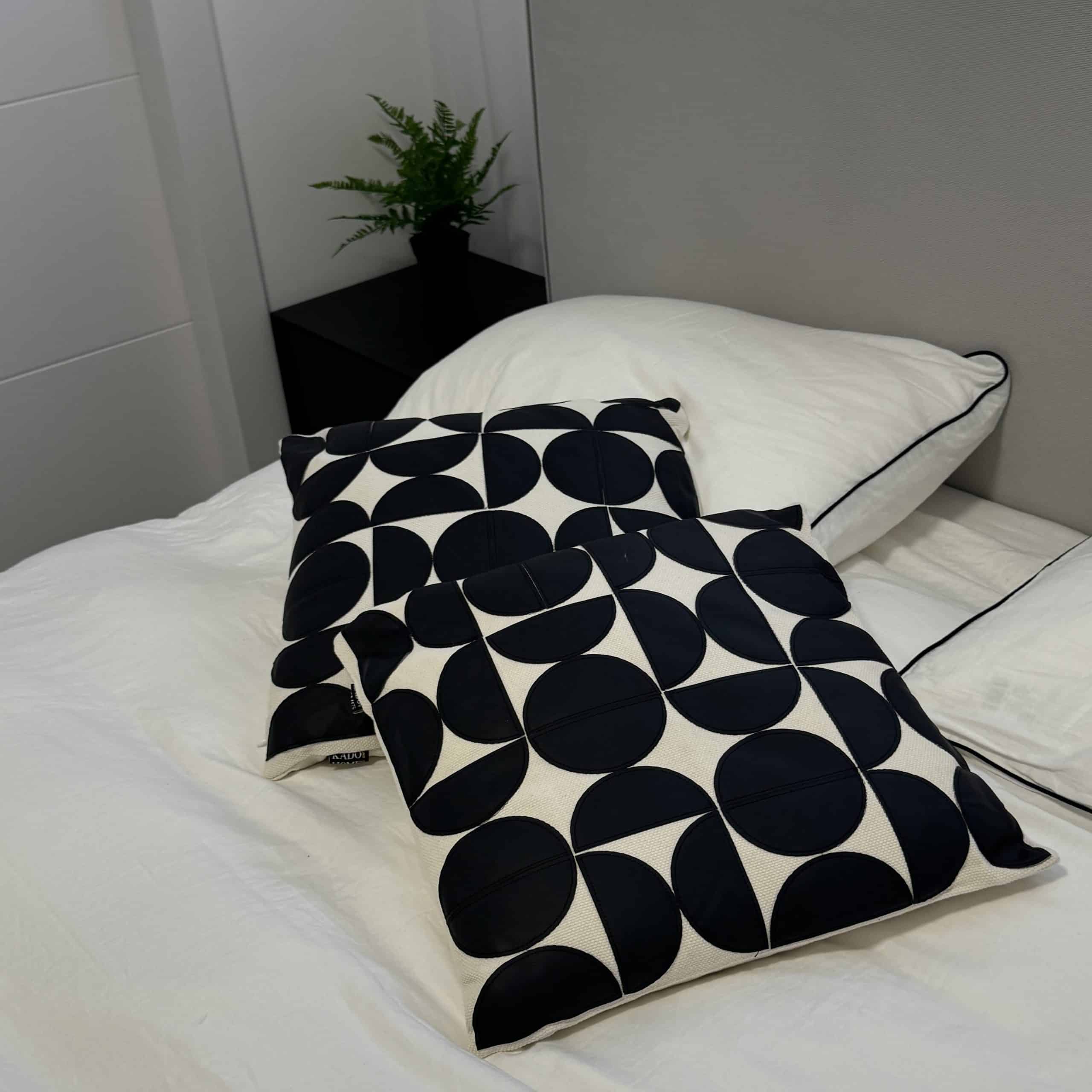 כרית מרובעת רקע בז חצאי עיגול דמוי עור שחור דגם איקו 45/45 כולל מילוי כרית מרובעת רקע בז חצאי עיגול דמוי עור שחור דגם איקו 45/45 כולל מילוי