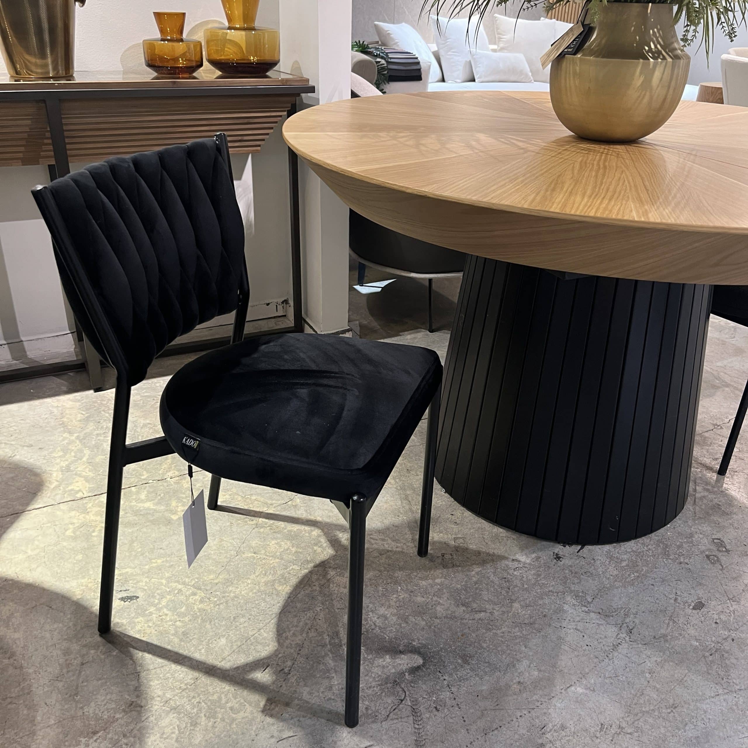 כסא פינת אוכל קלוע רגל שחורה קטיפה שחורה דגם מרילין כסא פינת אוכל קלוע רגל שחורה קטיפה שחורה דגם מרילין