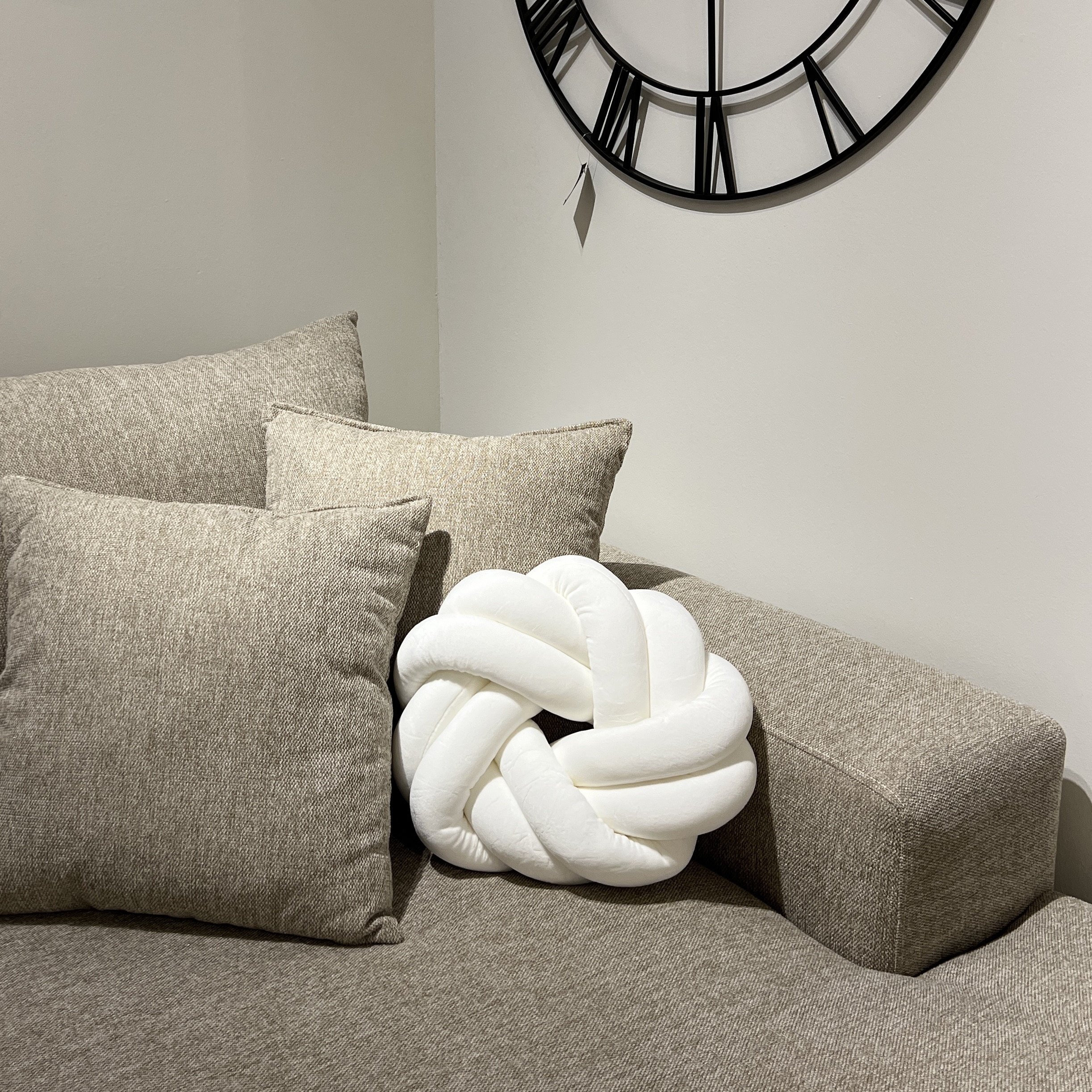 כרית בייגלה עגולה שמנת דגם איקו כרית בייגלה עגולה שמנת דגם איקו