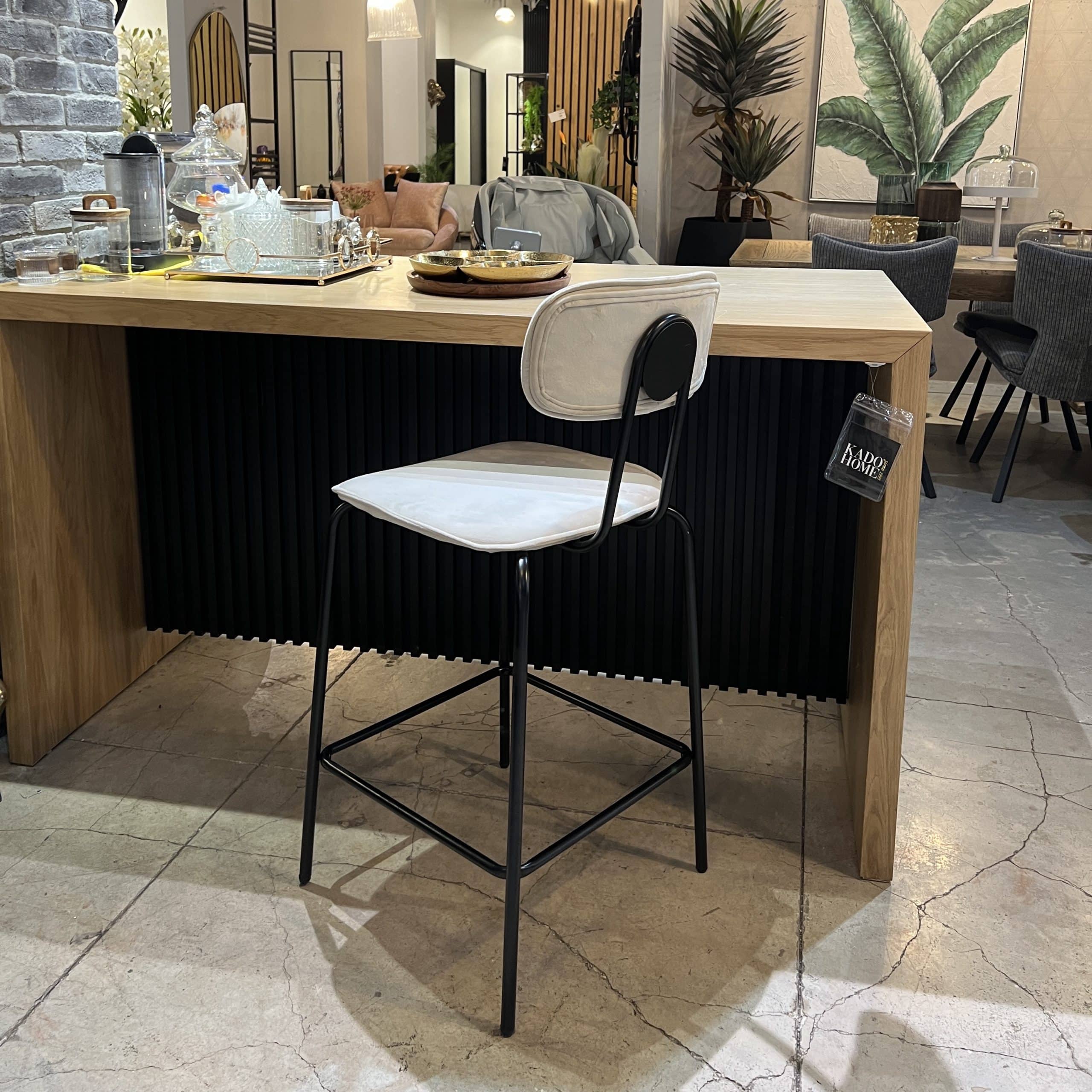 כיסא בר קטיפה בז רגל שחורה דגם סטפני כיסא בר קטיפה בז רגל שחורה דגם סטפני