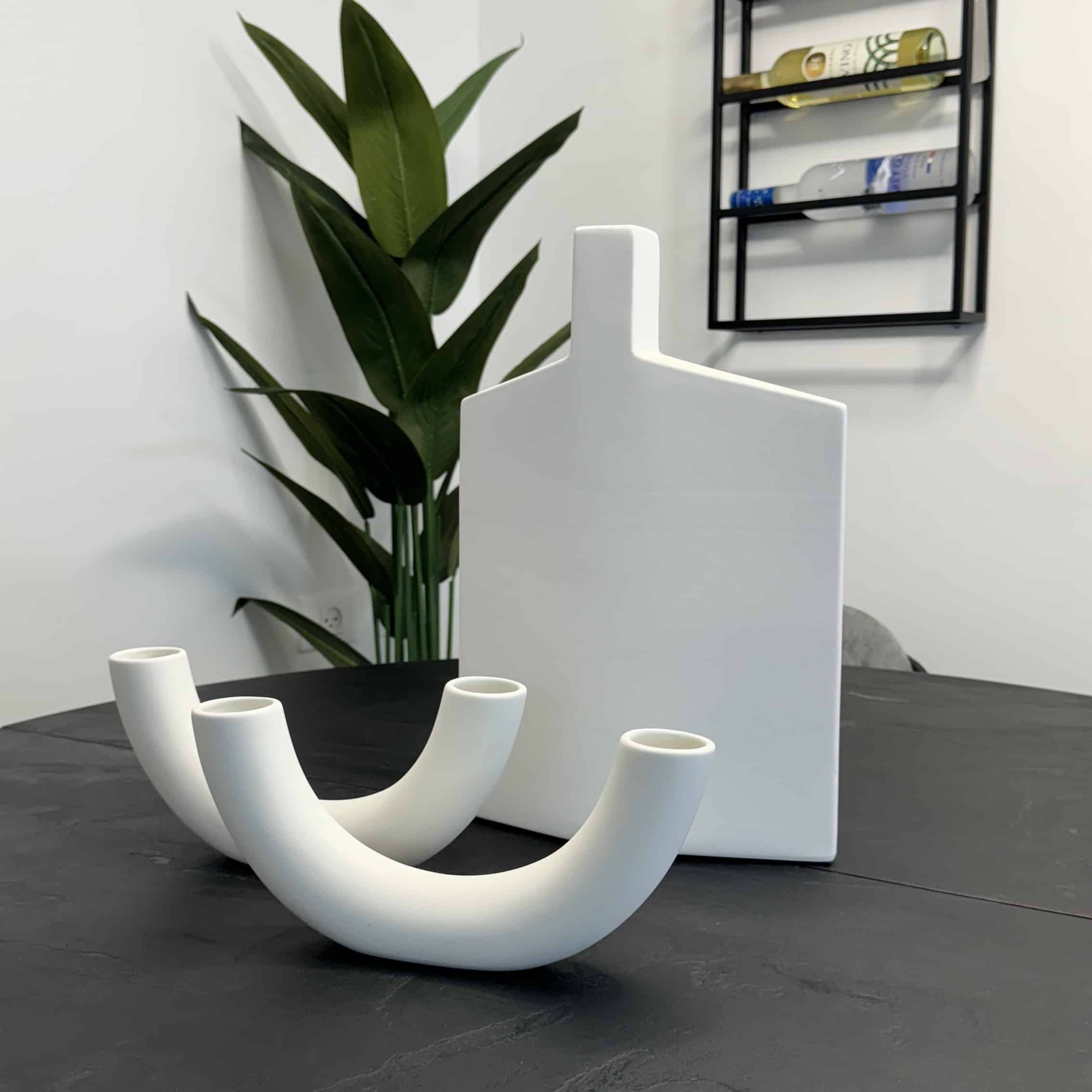 כד אסימטרי זוויות לבן גדול גבוה דגם אליס כד אסימטרי זוויות לבן גדול גבוה דגם אליס