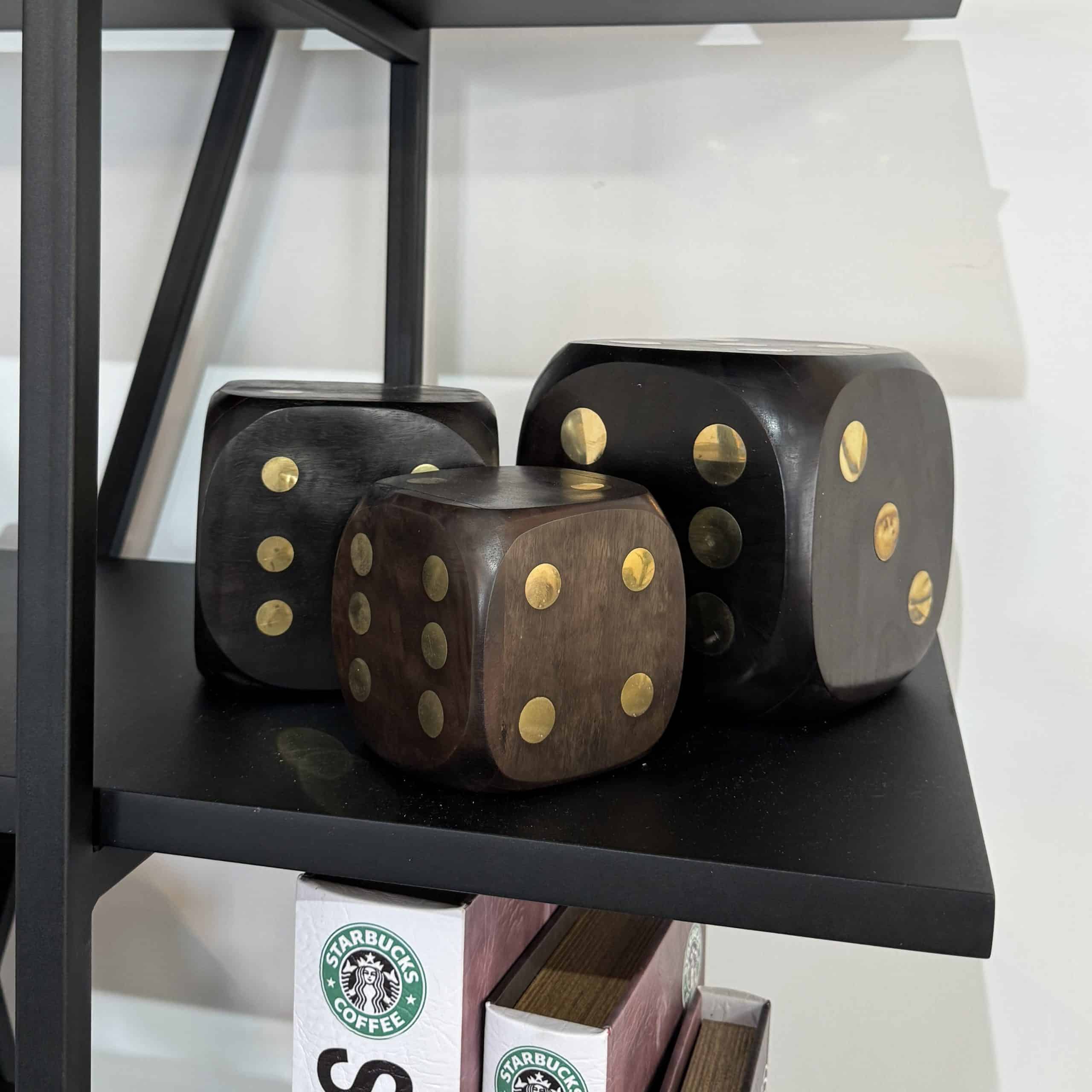 קוביית עץ שחור קוביית עץ שחור