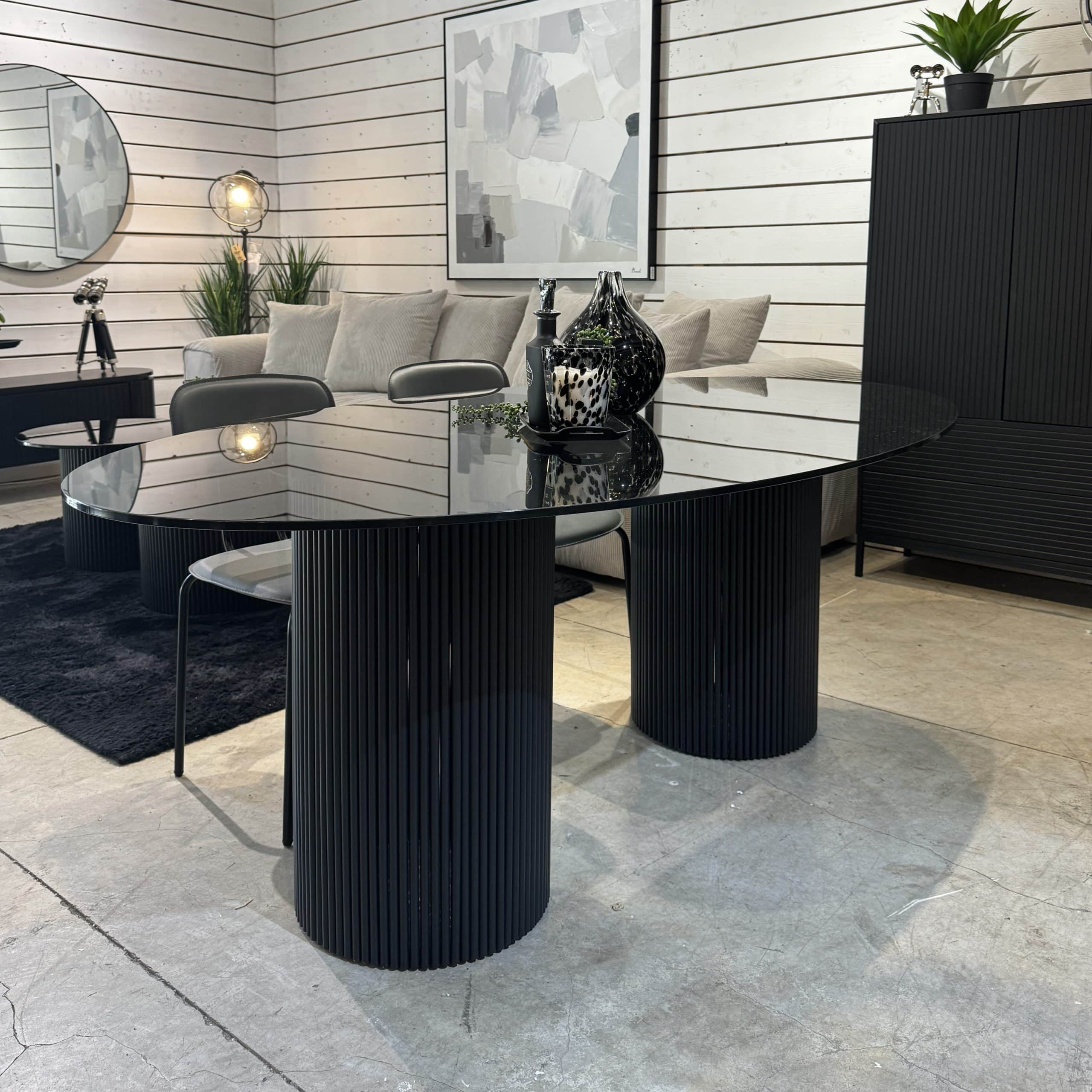 שולחן אוכל יוקרתי אובלי זכוכית שחורה רגליים שחורה דגם מנדי- אחרון חיסול תצוגה! שולחן אוכל יוקרתי אובלי זכוכית שחורה רגליים שחורה דגם מנדי- אחרון חיסול תצוגה!