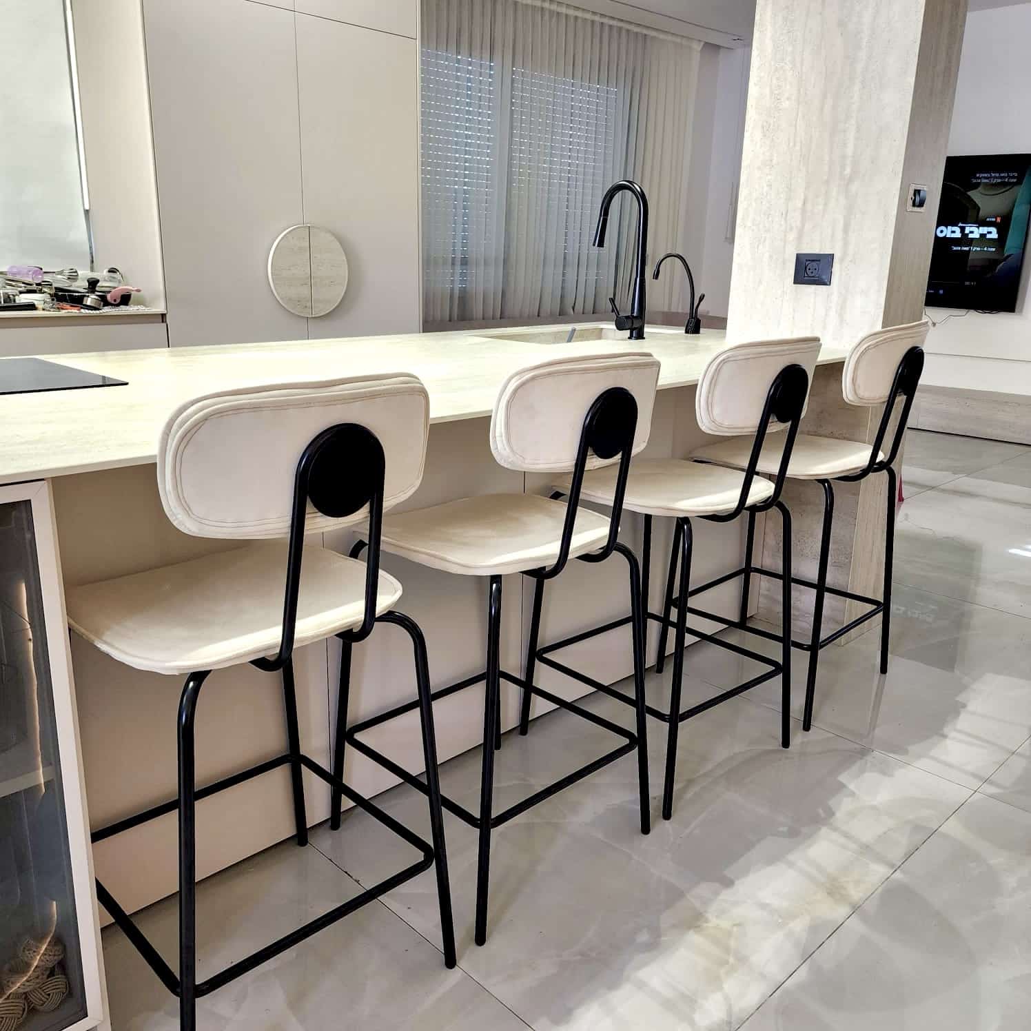 כיסא בר קטיפה בז רגל שחורה דגם סטפני כיסא בר קטיפה בז רגל שחורה דגם סטפני