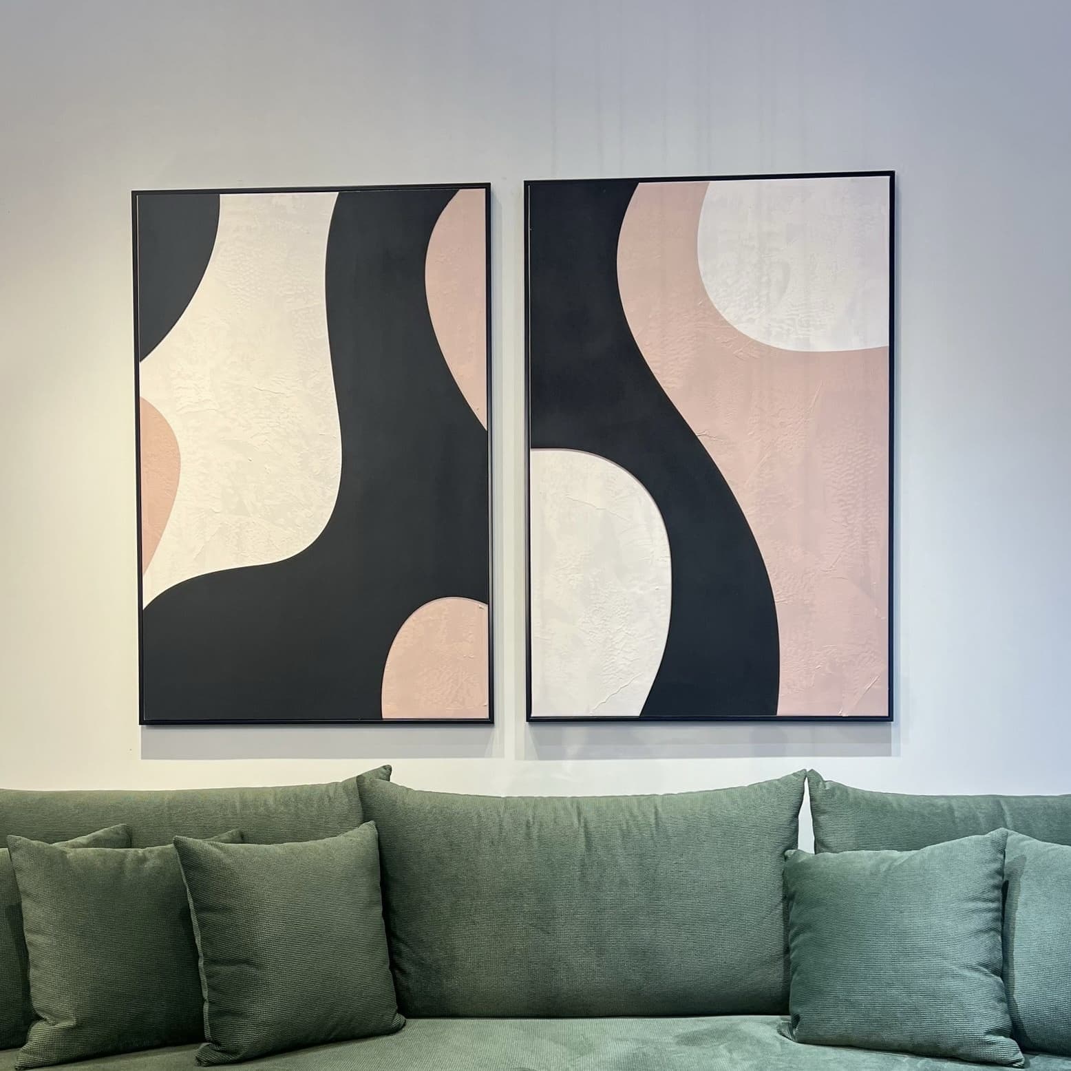 תמונת קיר מעוצבת בשילוב גוונים שחור ורוד עבודת יד עם מסגרת