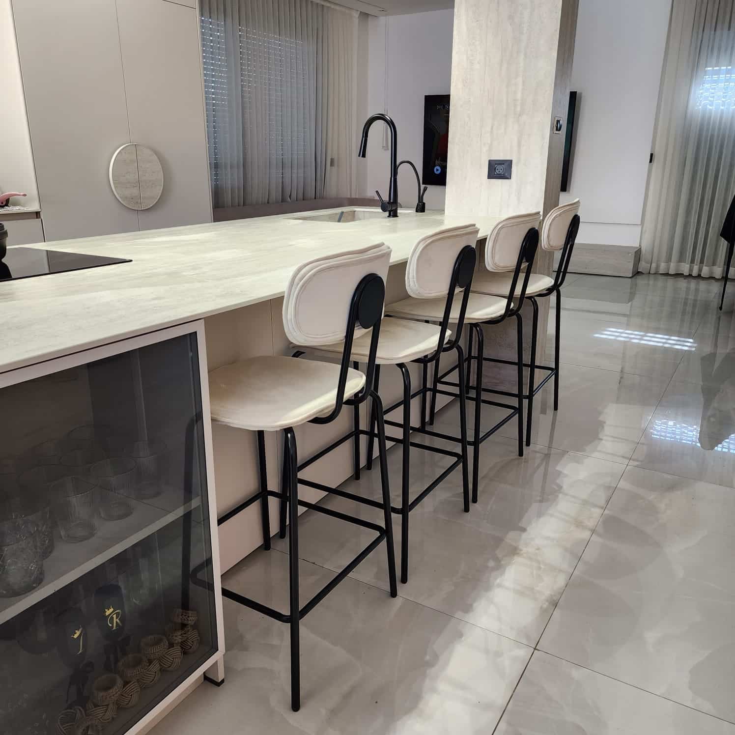 כיסא בר קטיפה בז רגל שחורה דגם סטפני כיסא בר קטיפה בז רגל שחורה דגם סטפני