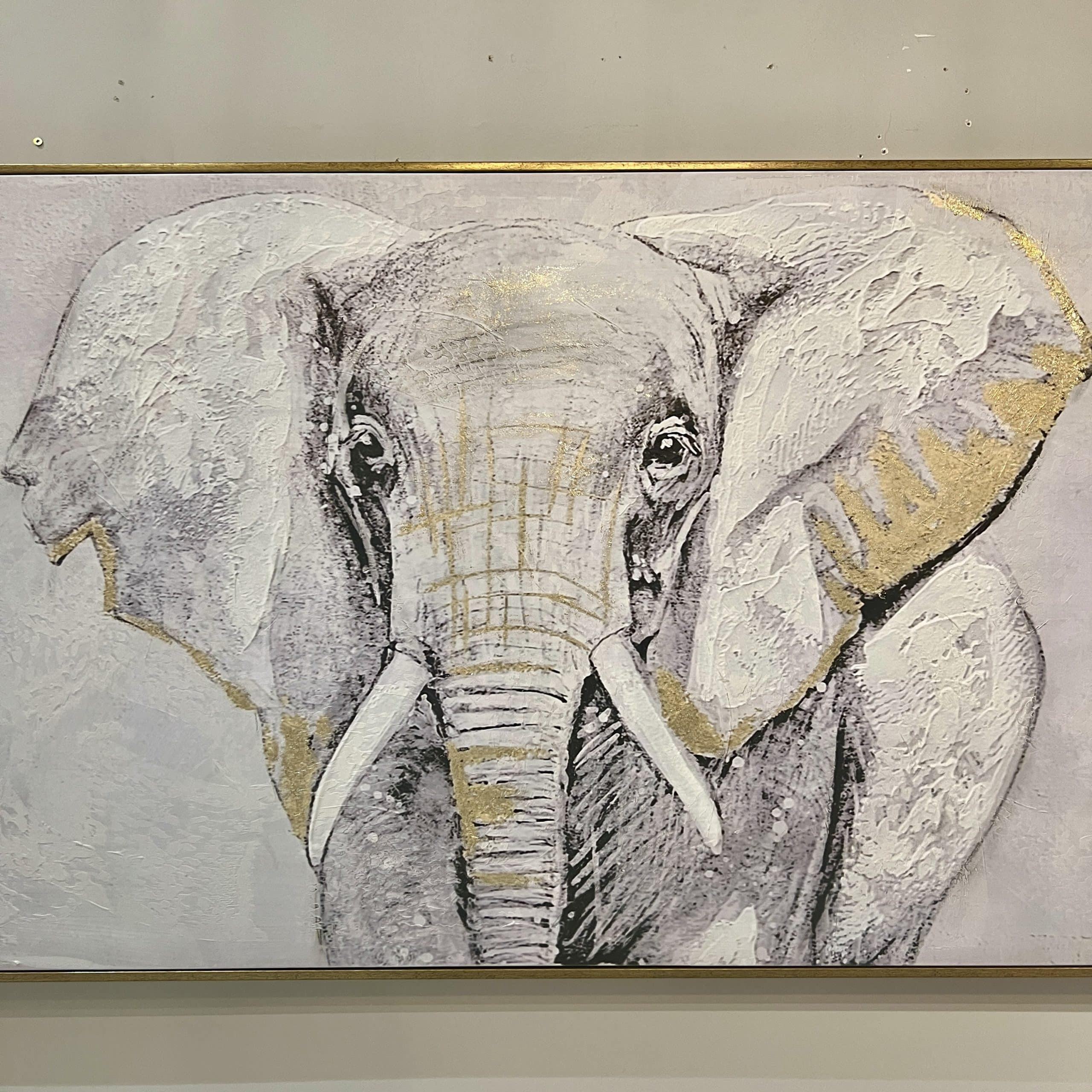 תמונת פיל בעבודת יד בשילוב מסגרת זהב