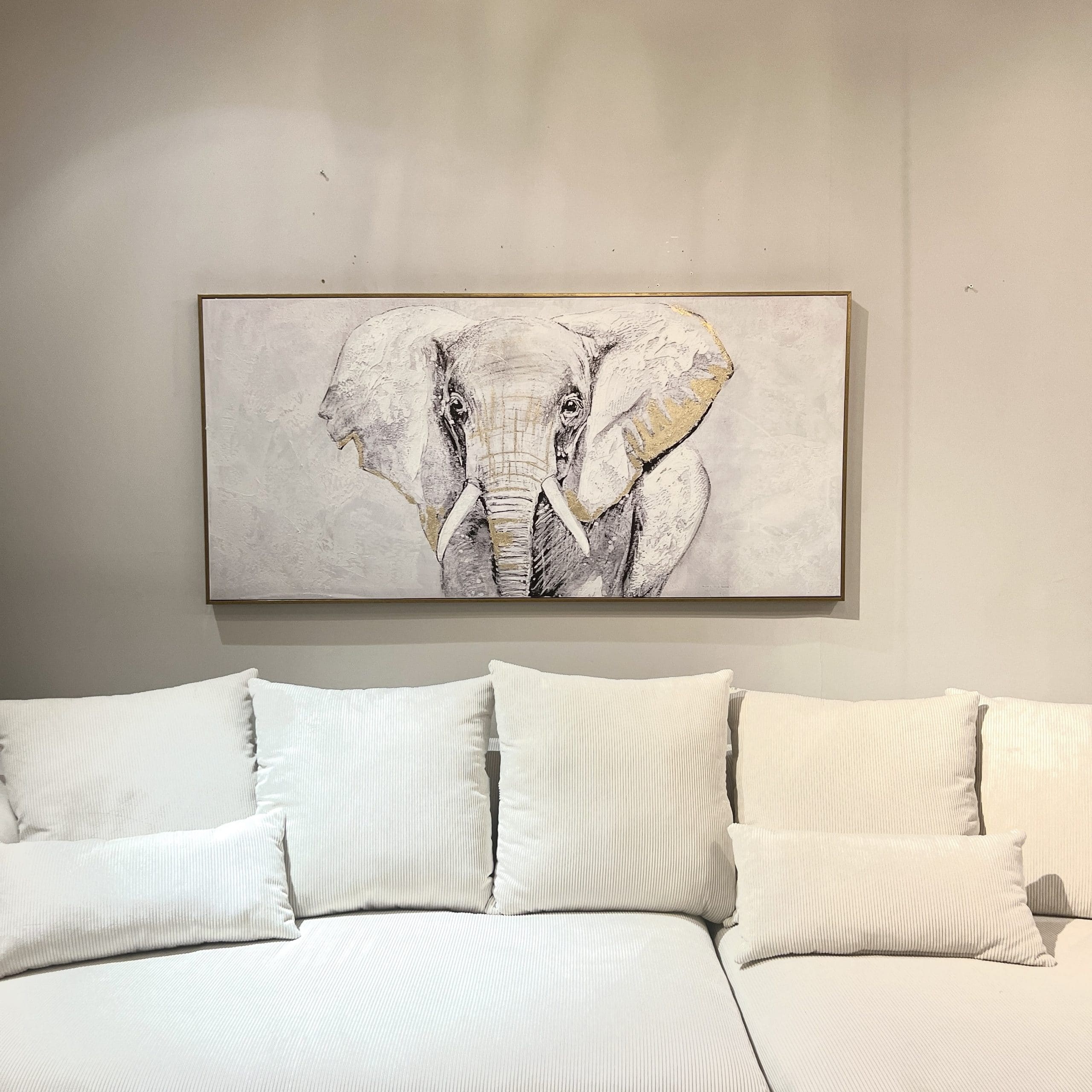 תמונת פיל בעבודת יד בשילוב מסגרת זהב