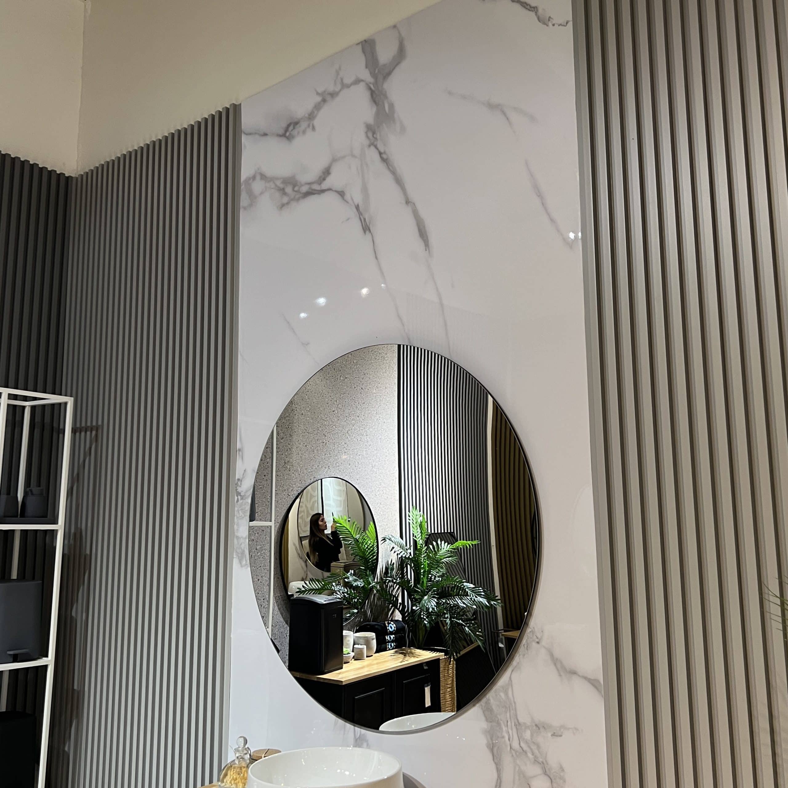 חיפוי קיר סגנון שיש לבן נימים אפור רחב 120/290- חיסול מלאי! חיפוי קיר סגנון שיש לבן נימים אפור רחב 120/290- חיסול מלאי!