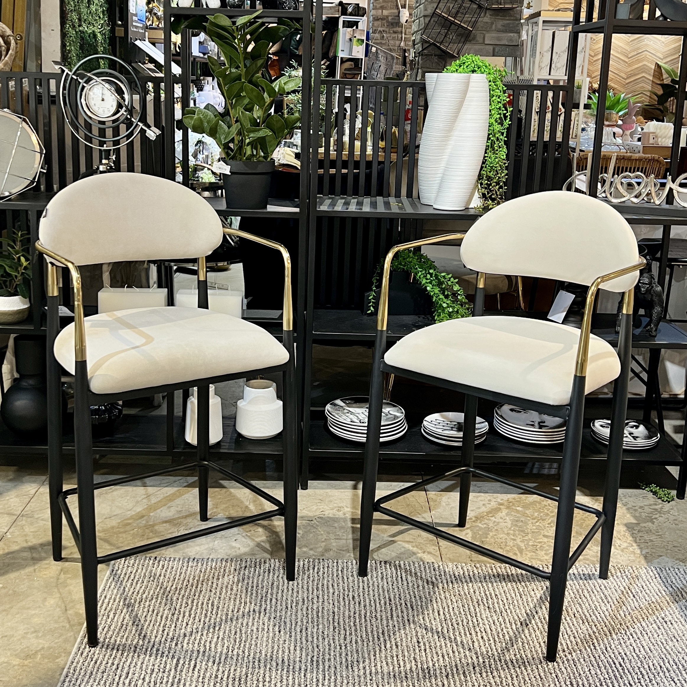 כיסא בר ידיות זהב רגליים שחור בד שמנת דגם מודרן קימי כיסא בר ידיות זהב רגליים שחור בד שמנת דגם מודרן קימי